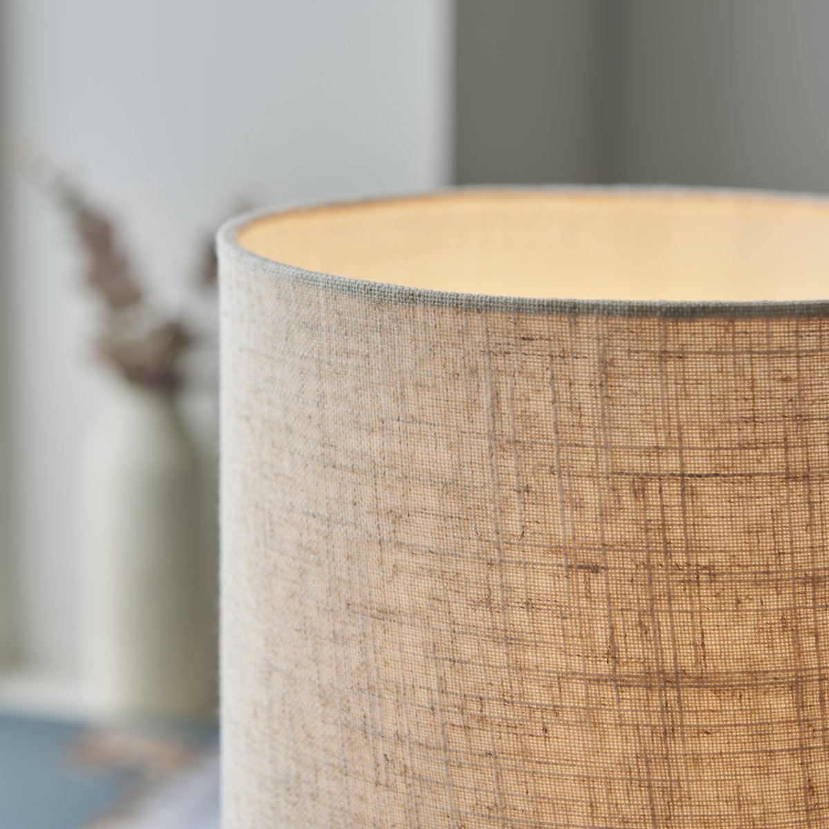 Pia 30cm Natuur tafellamp Van Brilliant - Het heeft een natuurlijk design en de basis is gemaakt van FSC-gecertificeerd hout, wat betekent dat het hout afkomstig is uit duurzame bosbouw.