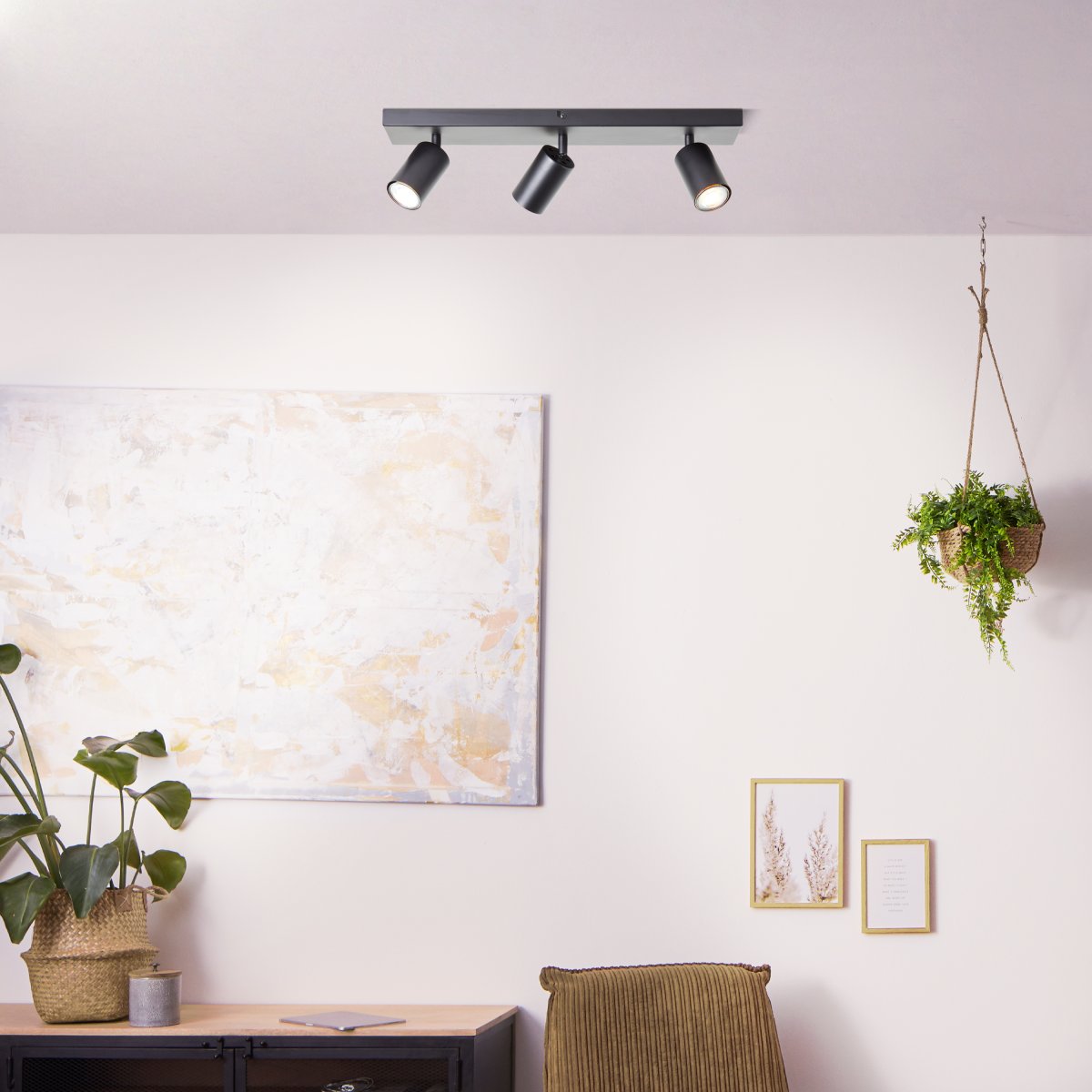 Jello 3 Matzwart spot Van Brilliant - Het matte zwarte metaal zorgt voor een moderne look, terwijl u dankzij de verstelbare lampenkoppen het licht eenvoudig kunt richten om specifieke delen van de kamer te verlichten.