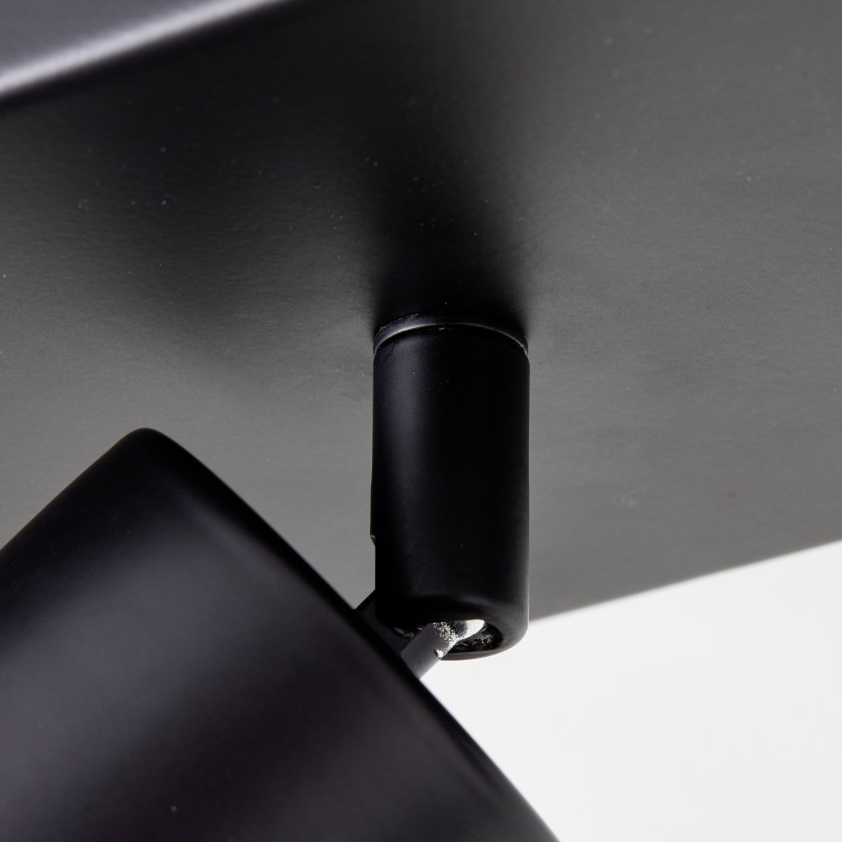 Jello 3 Matzwart spot Van Brilliant - Het matte zwarte metaal zorgt voor een moderne look, terwijl u dankzij de verstelbare lampenkoppen het licht eenvoudig kunt richten om specifieke delen van de kamer te verlichten.