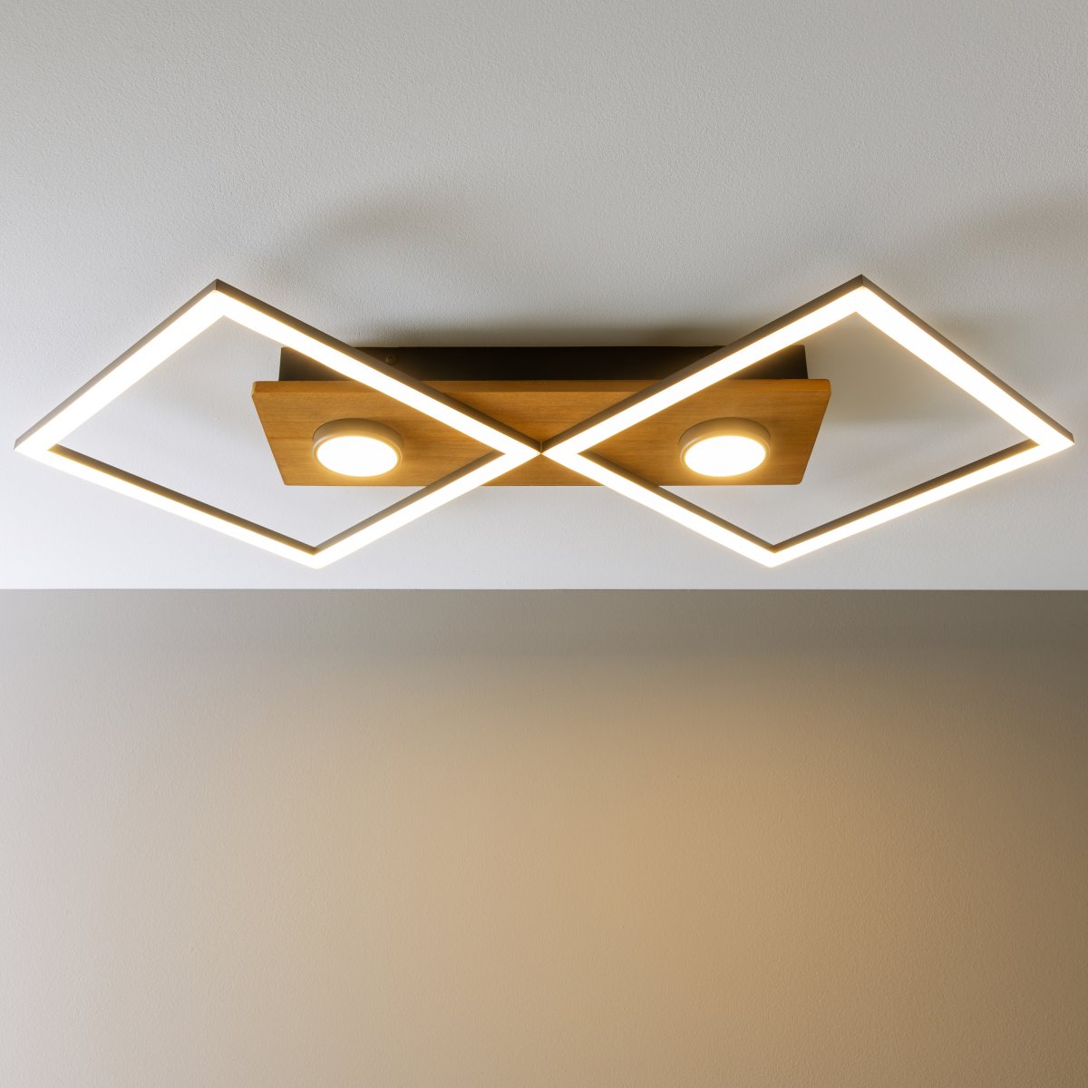 Woodbridge 70cm Hout plafondlamp Van Brilliant - De lamp is voorzien van een 3-staps dimmer die u bedient via een standaard wandschakelaar, waardoor u de helderheid eenvoudig naar wens kunt aanpassen.
