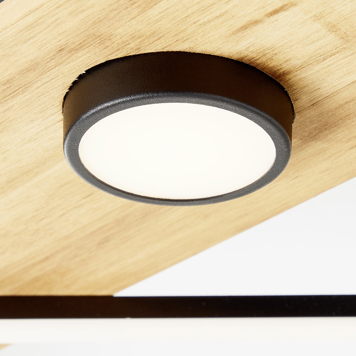 Woodbridge 70cm Hout plafondlamp Van Brilliant - De lamp is voorzien van een 3-staps dimmer die u bedient via een standaard wandschakelaar, waardoor u de helderheid eenvoudig naar wens kunt aanpassen.