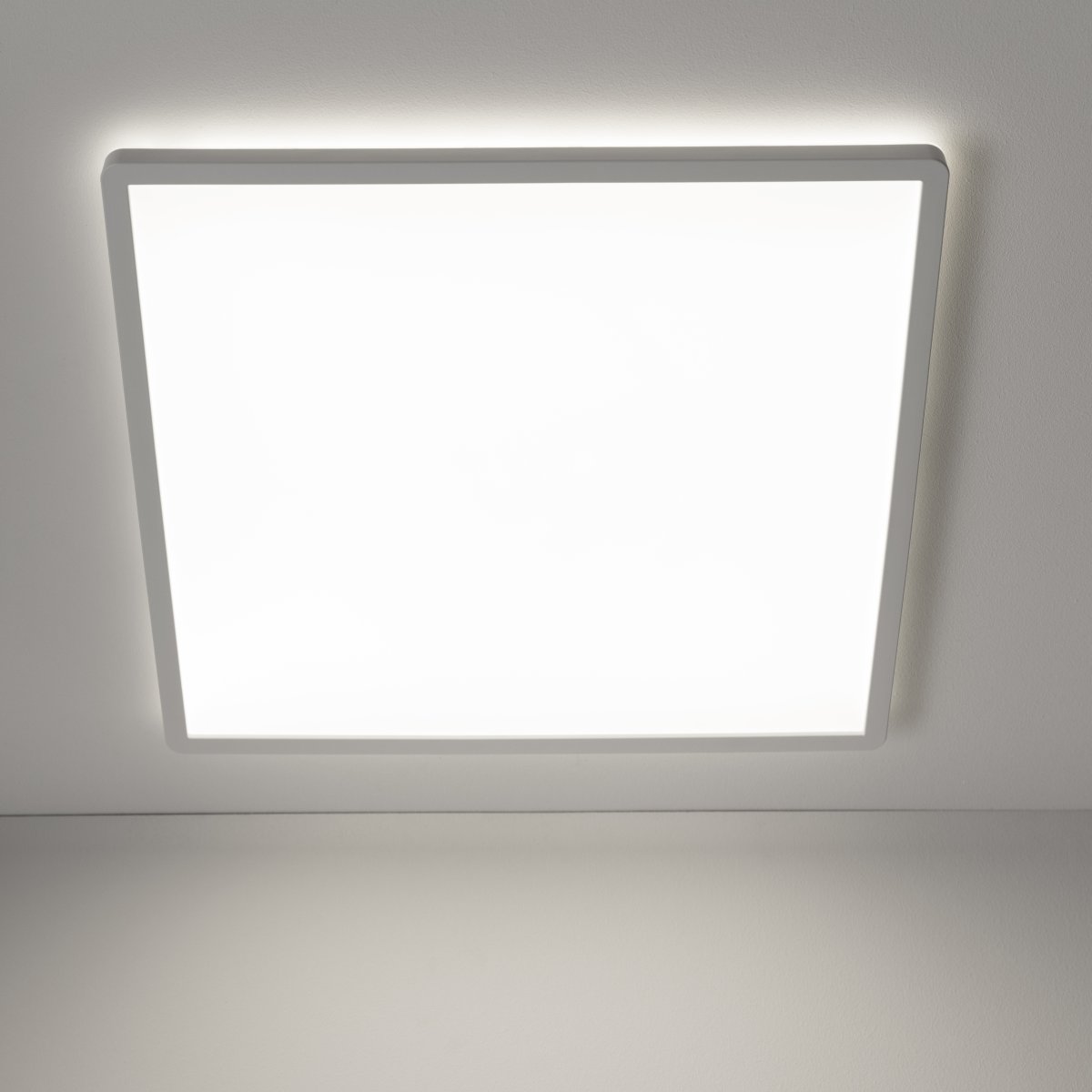 Tanida 42cm Wit plafondlamp Van Brilliant - Met de meegeleverde afstandsbediening kunt u het licht eenvoudig dimmen en de kleurtemperatuur aanpassen van warm wit (3000K) tot koel wit (6500K), waardoor het in elke kamer toepasbaar is.