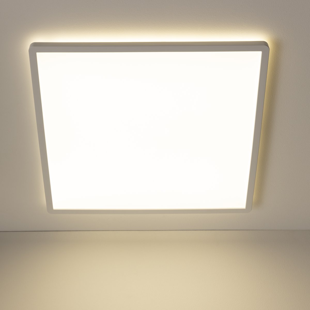 Tanida 42cm Wit plafondlamp Van Brilliant - Met de meegeleverde afstandsbediening kunt u het licht eenvoudig dimmen en de kleurtemperatuur aanpassen van warm wit (3000K) tot koel wit (6500K), waardoor het in elke kamer toepasbaar is.