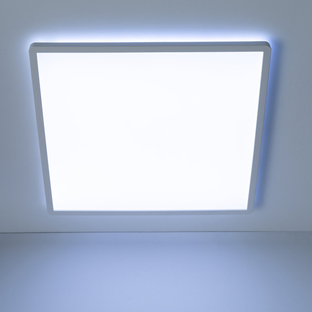 Tanida 42cm Wit plafondlamp Van Brilliant - Met de meegeleverde afstandsbediening kunt u het licht eenvoudig dimmen en de kleurtemperatuur aanpassen van warm wit (3000K) tot koel wit (6500K), waardoor het in elke kamer toepasbaar is.