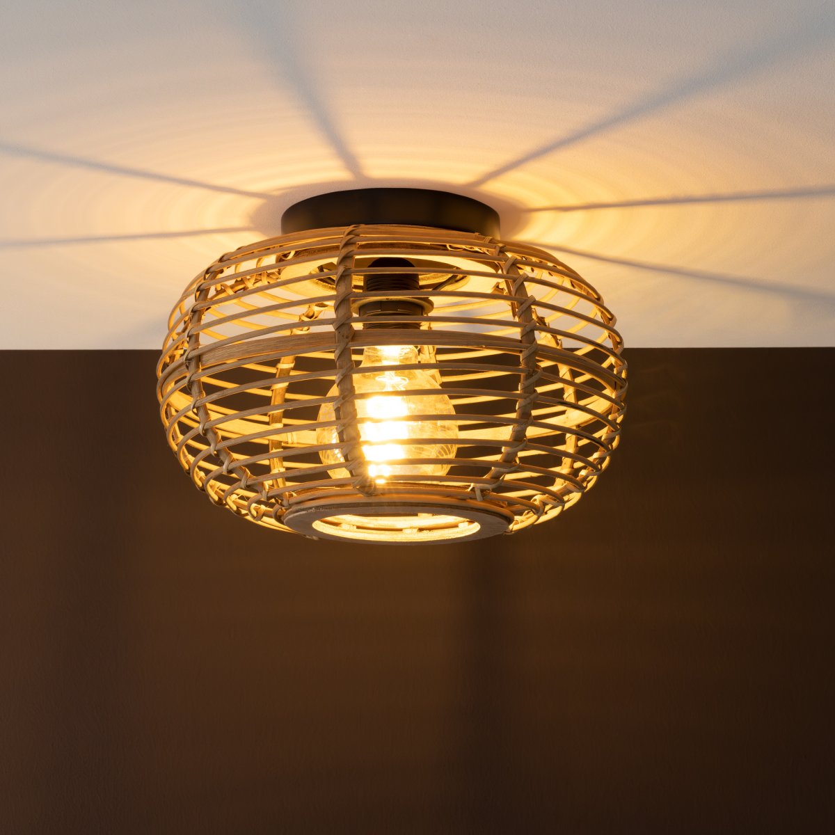 Woodball Ø32 Natuur plafondlamp Van Brilliant - De lichtbron verspreidt een aangenaam licht door de houten lamellen en cre&euml;ert een uitnodigende sfeer in bijvoorbeeld de hal, keuken of slaapkamer.