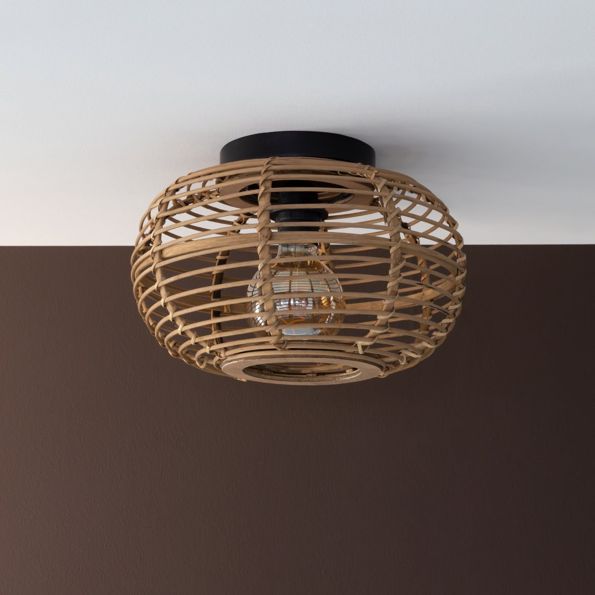 Woodball Ø32 Natuur plafondlamp Van Brilliant - De lichtbron verspreidt een aangenaam licht door de houten lamellen en cre&euml;ert een uitnodigende sfeer in bijvoorbeeld de hal, keuken of slaapkamer.