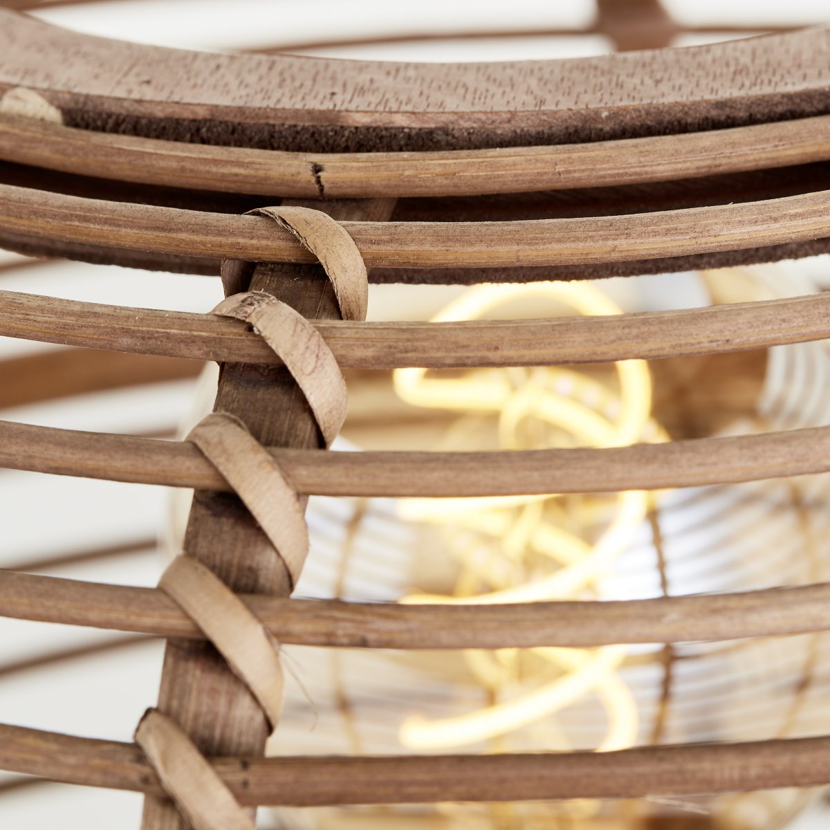Woodball Ø32 Natuur plafondlamp Van Brilliant - De lichtbron verspreidt een aangenaam licht door de houten lamellen en cre&euml;ert een uitnodigende sfeer in bijvoorbeeld de hal, keuken of slaapkamer.