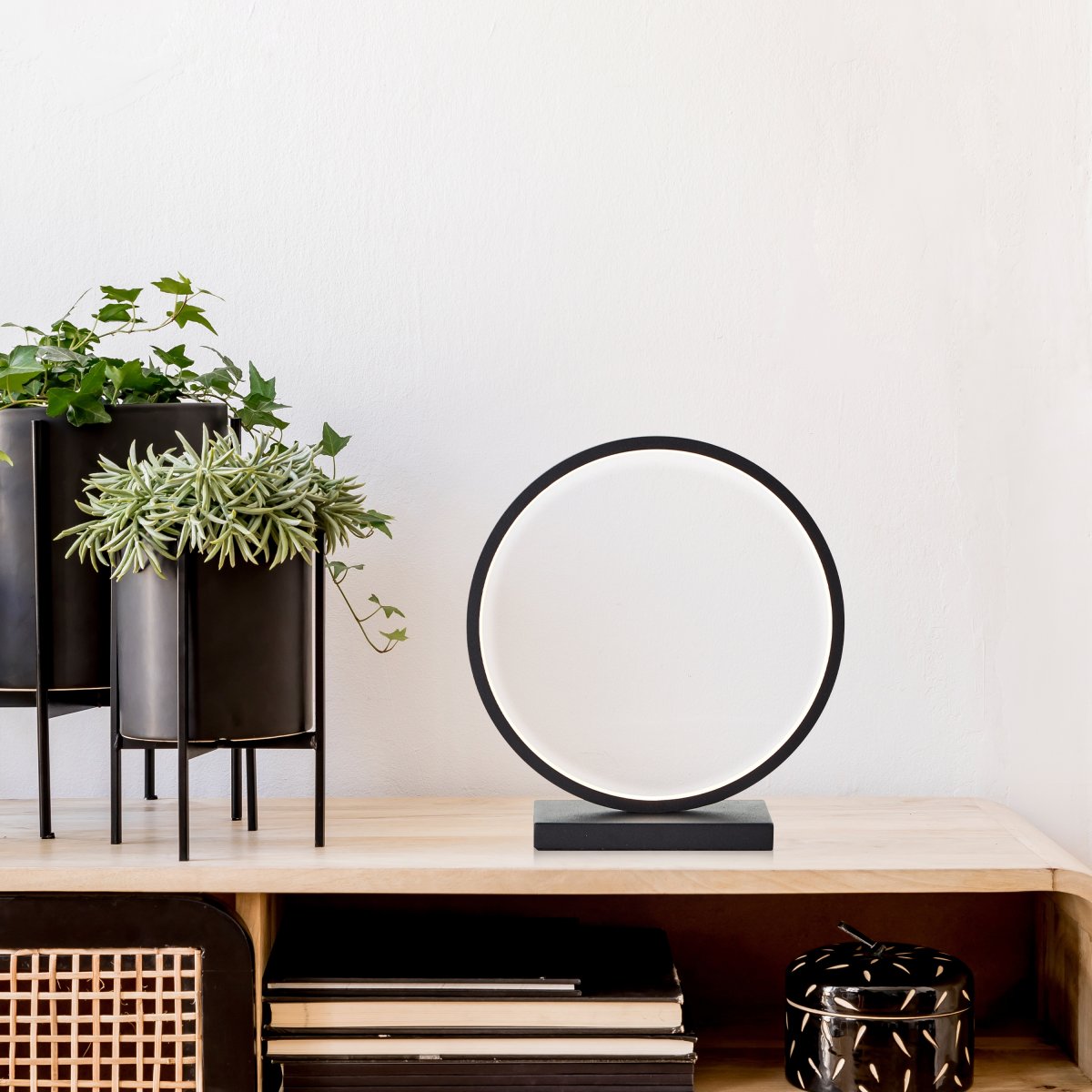 Chaumont 28cm Zwart tafellamp Van Brilliant - De lamp is een stijlvolle toevoeging aan uw huis en geeft een elegante indruk, waar u hem ook plaatst.