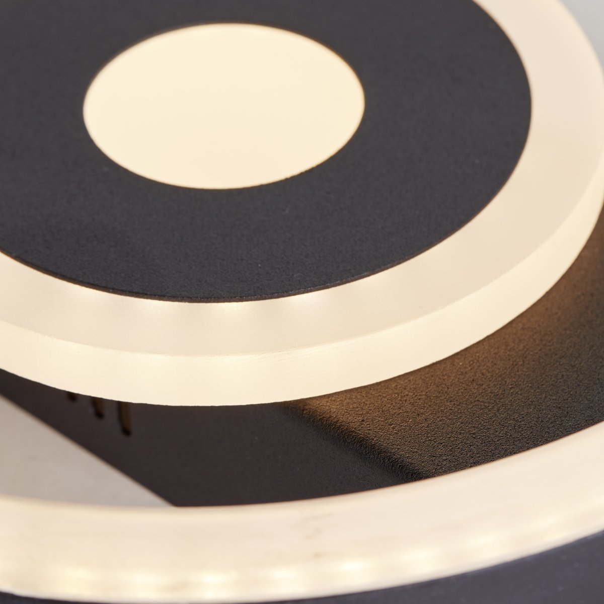 Maureen Ø20 Zwart plafondlamp Van Brilliant - De Maureen plafondlamp cre&euml;ert decoratieve verlichting en is perfect voor zowel woonkamers als kantoren.