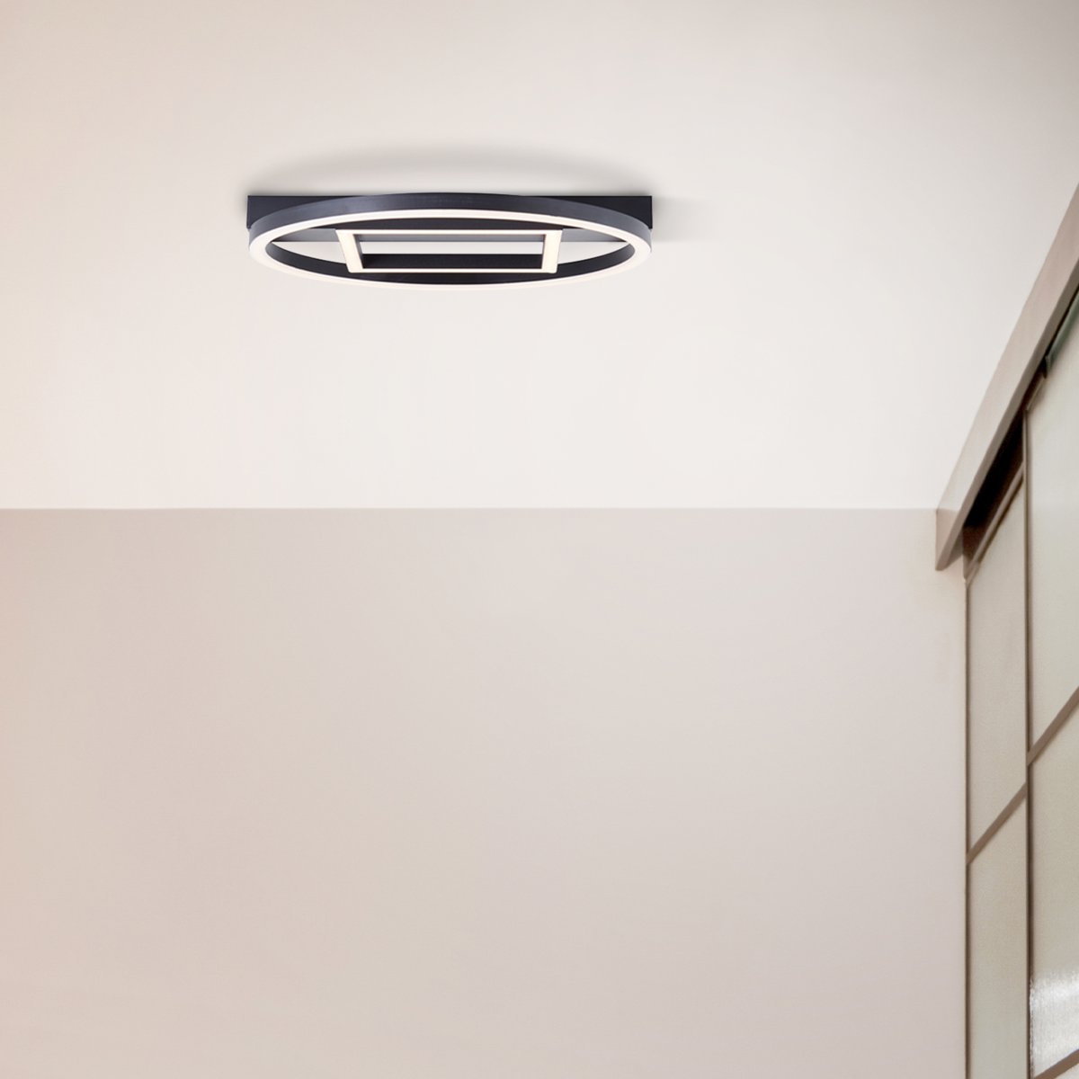 Maureen 37cm Zwart plafondlamp Van Brilliant - Deze moderne en stijlvolle plafondlamp cre&euml;ert een uitnodigend en vriendelijk licht in elke kamer, ongeacht of u hem in de hal, woonkamer of slaapkamer plaatst.