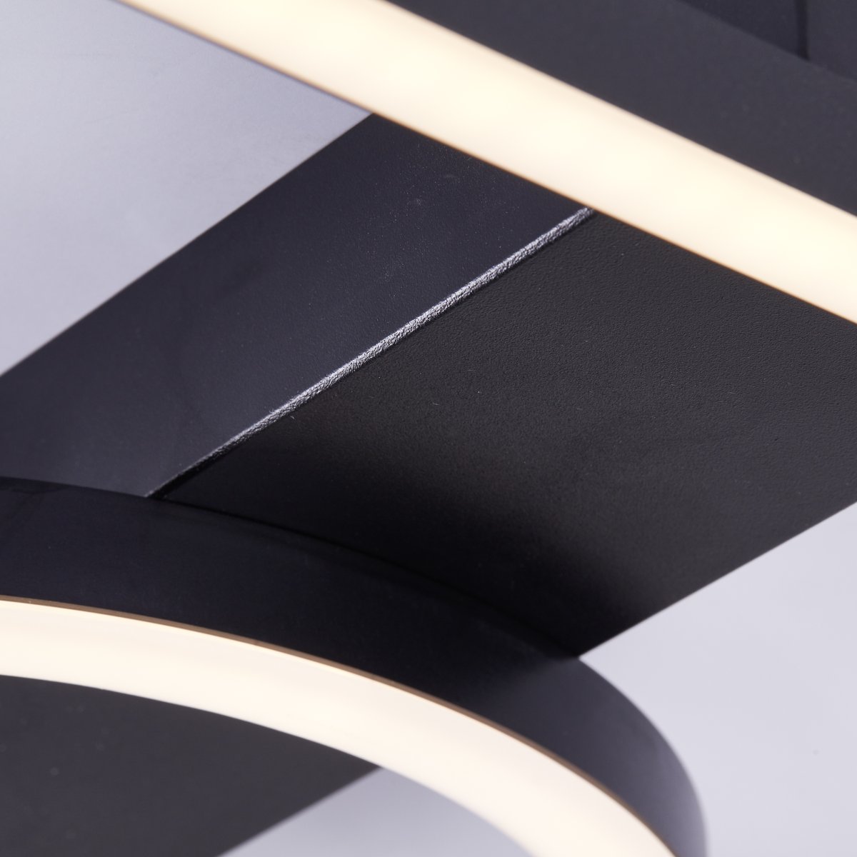 Maureen 40cm Zwart plafondlamp Van Brilliant - Deze moderne plafondlamp geeft een vriendelijk en uitnodigend licht dat perfect past in zowel de hal, woonkamer als slaapkamer.