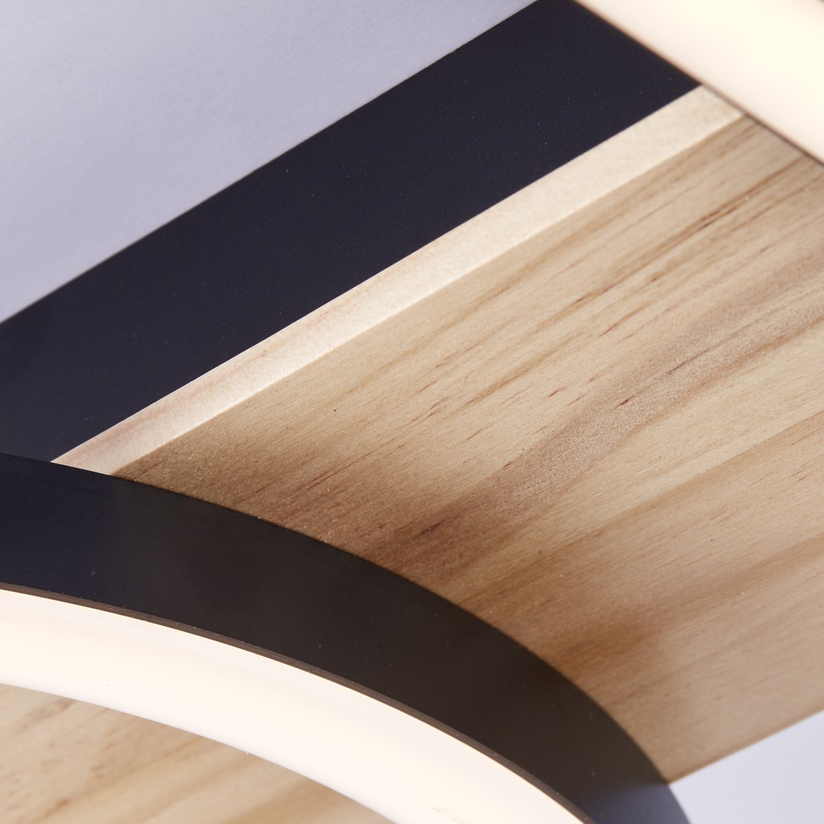 Maureen 42cm Zwart plafondlamp Van Brilliant - Met een lichtsterkte van 2700 lumen zorgt de lamp voor optimaal licht en de warmwitte kleurtemperatuur van 3000 Kelvin cre&euml;ert een aangename sfeer.