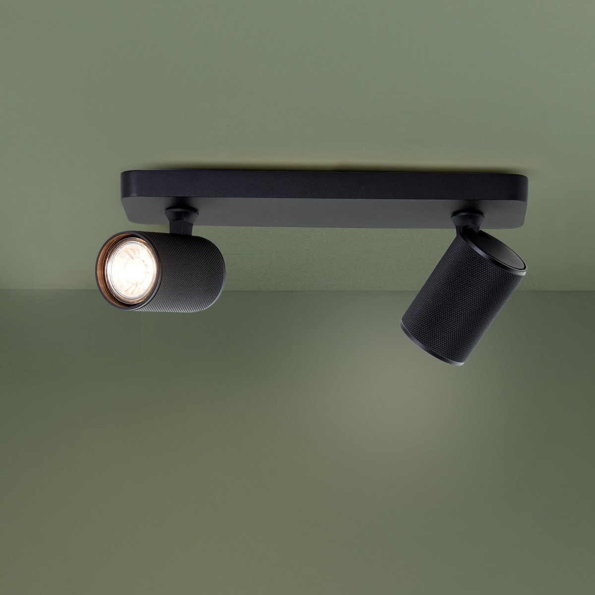 Marty 2 Zand zwart spot Van Brilliant - Met een hoogwaardige metalen behuizing en zwarte details heeft het een stijlvolle uitstraling die in verschillende kamers past.