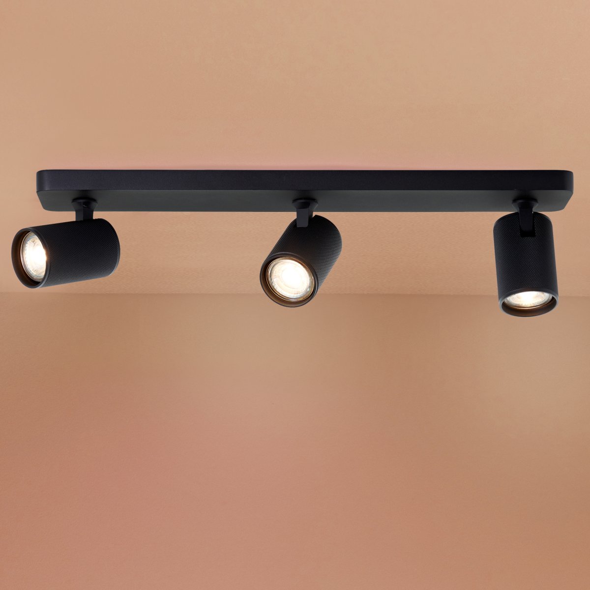 Marty 3 Zand zwart spot Van Brilliant - Met een hoogwaardige metalen behuizing en zwarte details heeft het een stijlvolle uitstraling die in verschillende kamers past.