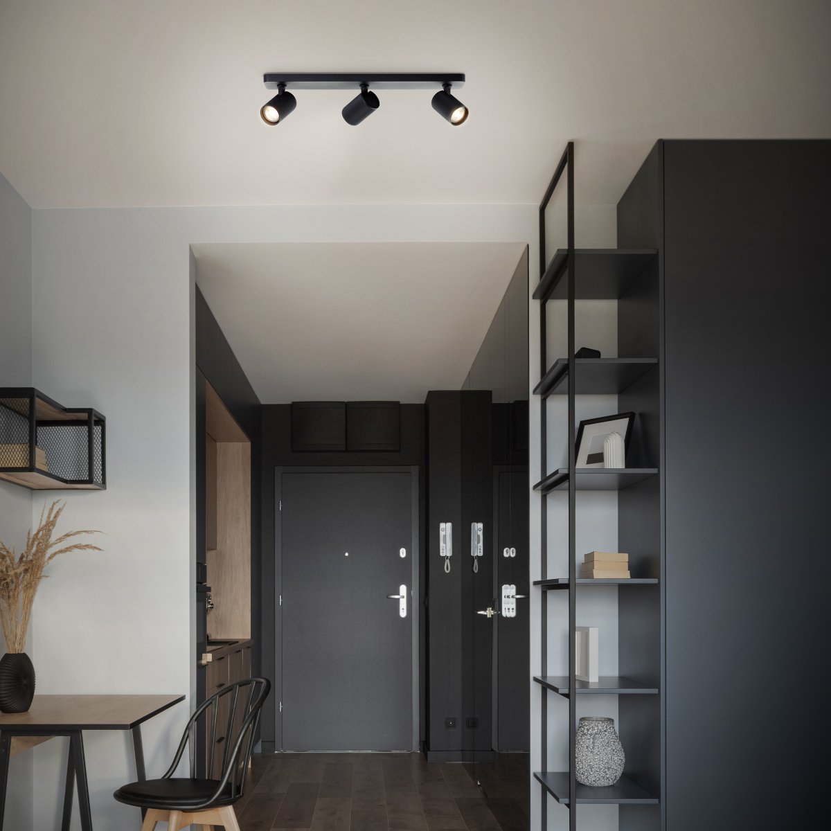 Marty 3 Zand zwart spot Van Brilliant - Met een hoogwaardige metalen behuizing en zwarte details heeft het een stijlvolle uitstraling die in verschillende kamers past.
