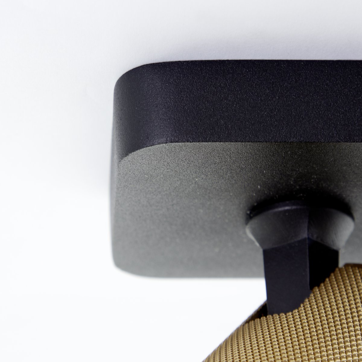 Marty 3 Zand zwart spot Van Brilliant - Met een hoogwaardige metalen behuizing en gouden details heeft het een stijlvolle uitstraling die in verschillende kamers past.