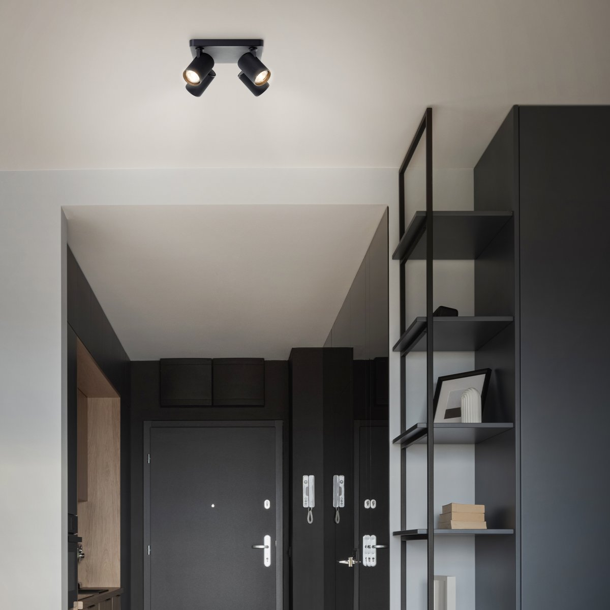 Marty 4 Zand zwart spot Van Brilliant - Met een hoogwaardige metalen behuizing en zwarte details heeft het een stijlvolle uitstraling die in verschillende kamers past.