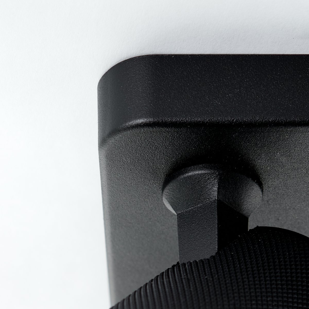 Marty 4 Zand zwart spot Van Brilliant - Met een hoogwaardige metalen behuizing en zwarte details heeft het een stijlvolle uitstraling die in verschillende kamers past.