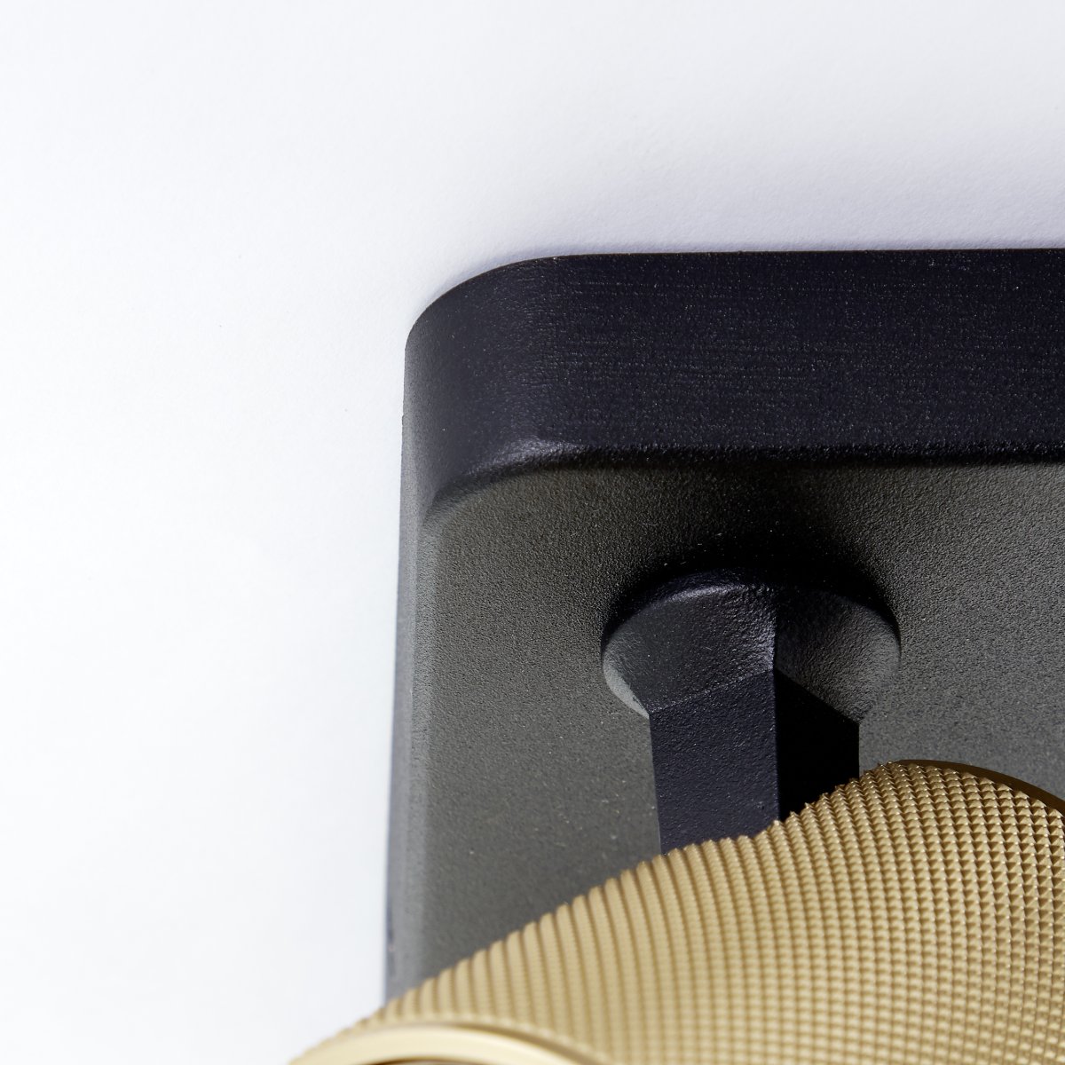 Marty 4 Zand zwart spot Van Brilliant - Met een hoogwaardige metalen behuizing en gouden details heeft het een stijlvolle uitstraling die in verschillende kamers past.