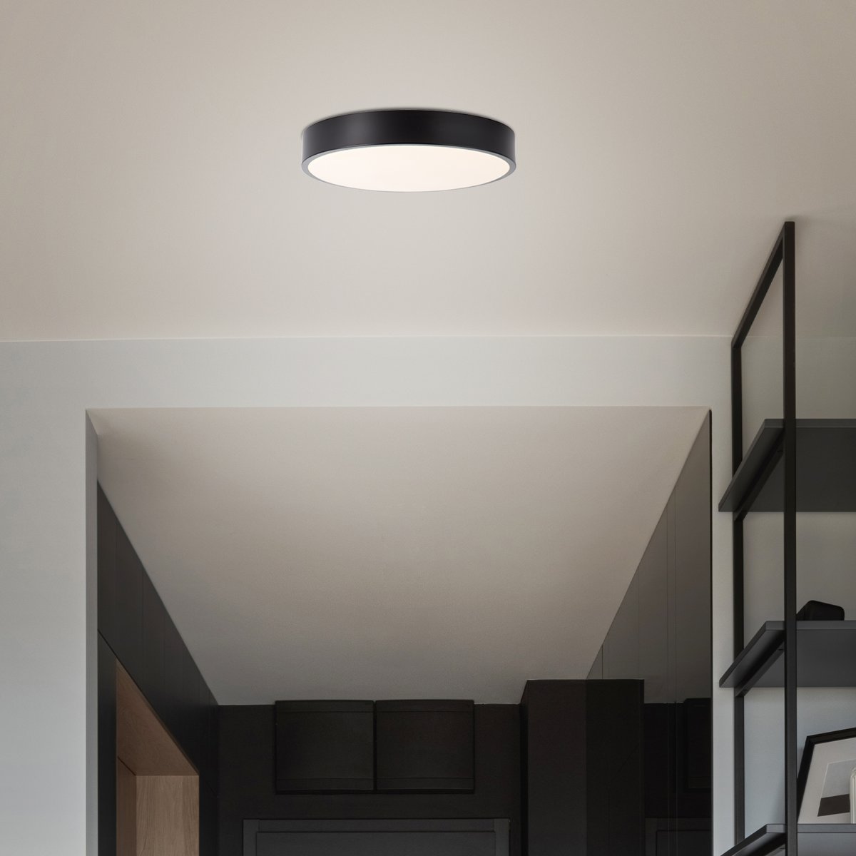 Slimline Ø33 Zwart plafondlamp Van Brilliant - Ondanks zijn formaat heeft hij een hoge lichtsterkte van 2400 lumen en een warmwitte lichtkleur van 3000 Kelvin, wat een aangename sfeer cre&euml;ert.