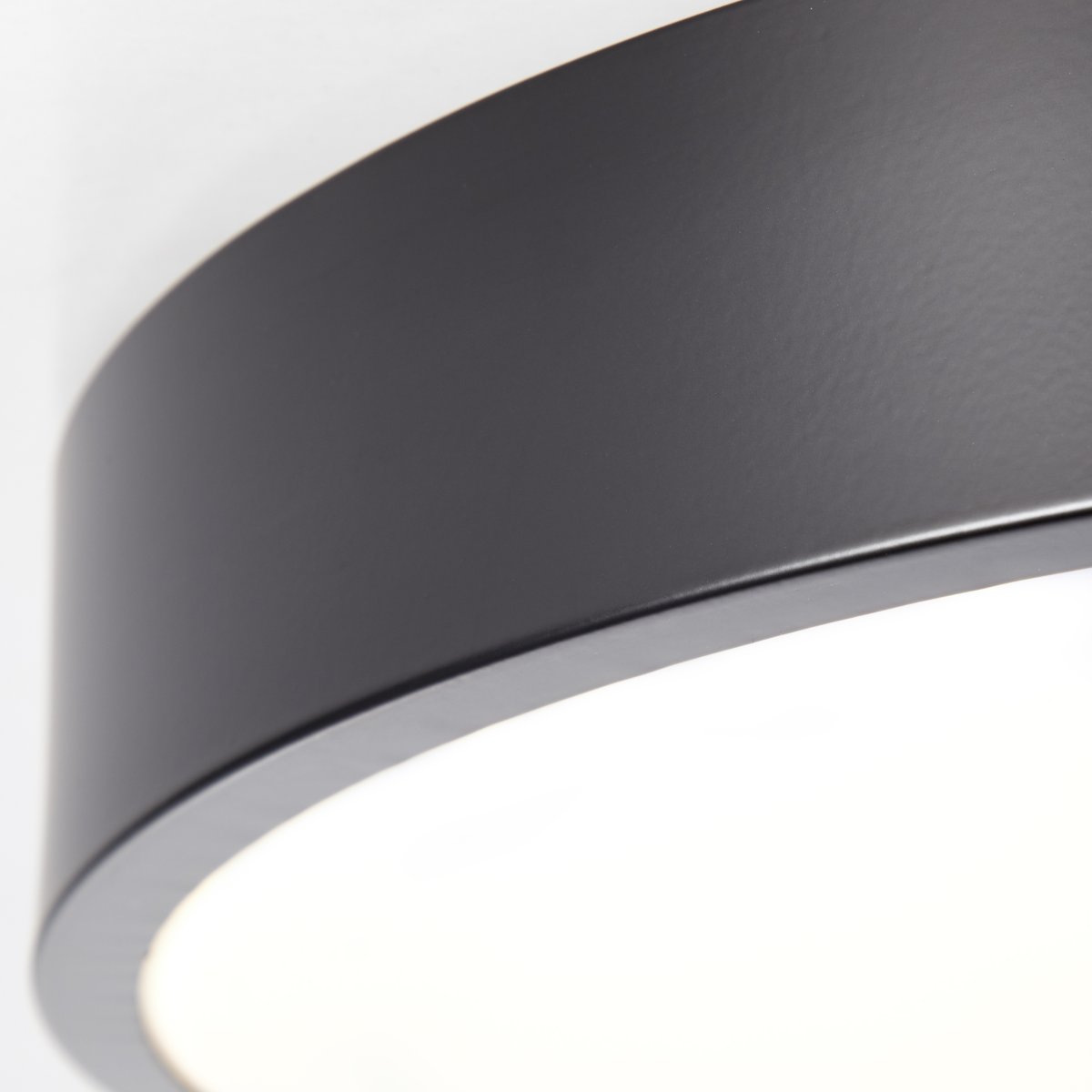 Slimline Ø33 Zwart plafondlamp Van Brilliant - Ondanks zijn formaat heeft hij een hoge lichtsterkte van 2400 lumen en een warmwitte lichtkleur van 3000 Kelvin, wat een aangename sfeer cre&euml;ert.