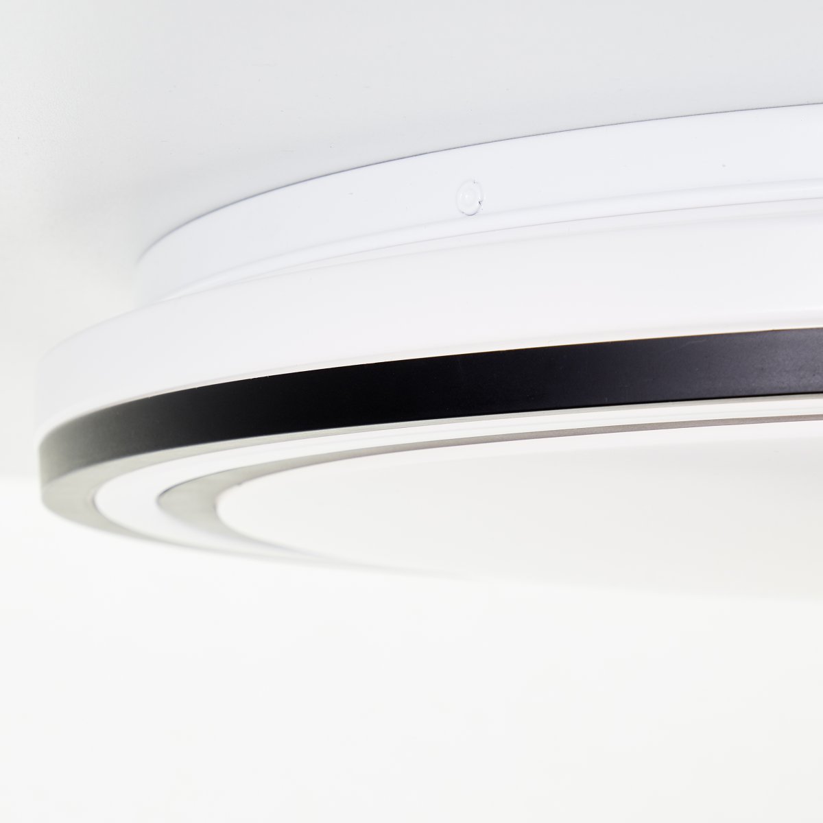 Cloe Ø50 Zwart plafondlamp Van Brilliant - Met de RGB-functie kunt u de gewenste sfeer cre&euml;ren door te schakelen tussen verschillende kleuren, en met de CCT-technologie kunt u de kleurtemperatuur van het licht aanpassen van warm wit tot koel wit.
