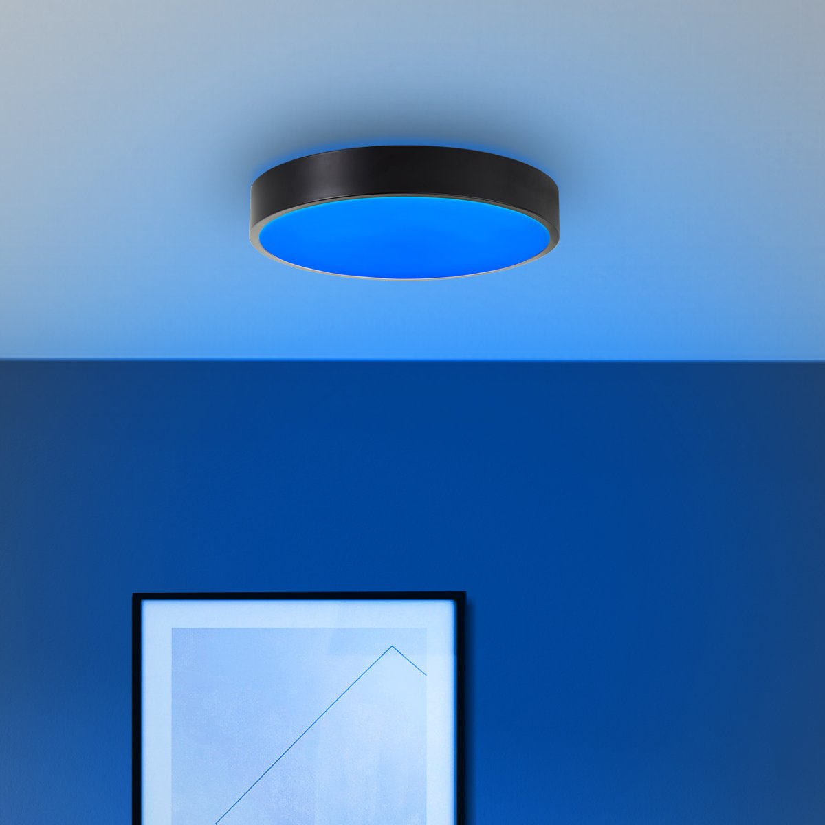 Vadin Ø33 Zwart plafondlamp Van Brilliant - De lamp wordt geleverd met een afstandsbediening waarmee u de lamp kunt dimmen en de kleur kunt aanpassen van warm naar koel wit licht dankzij CCT-technologie.