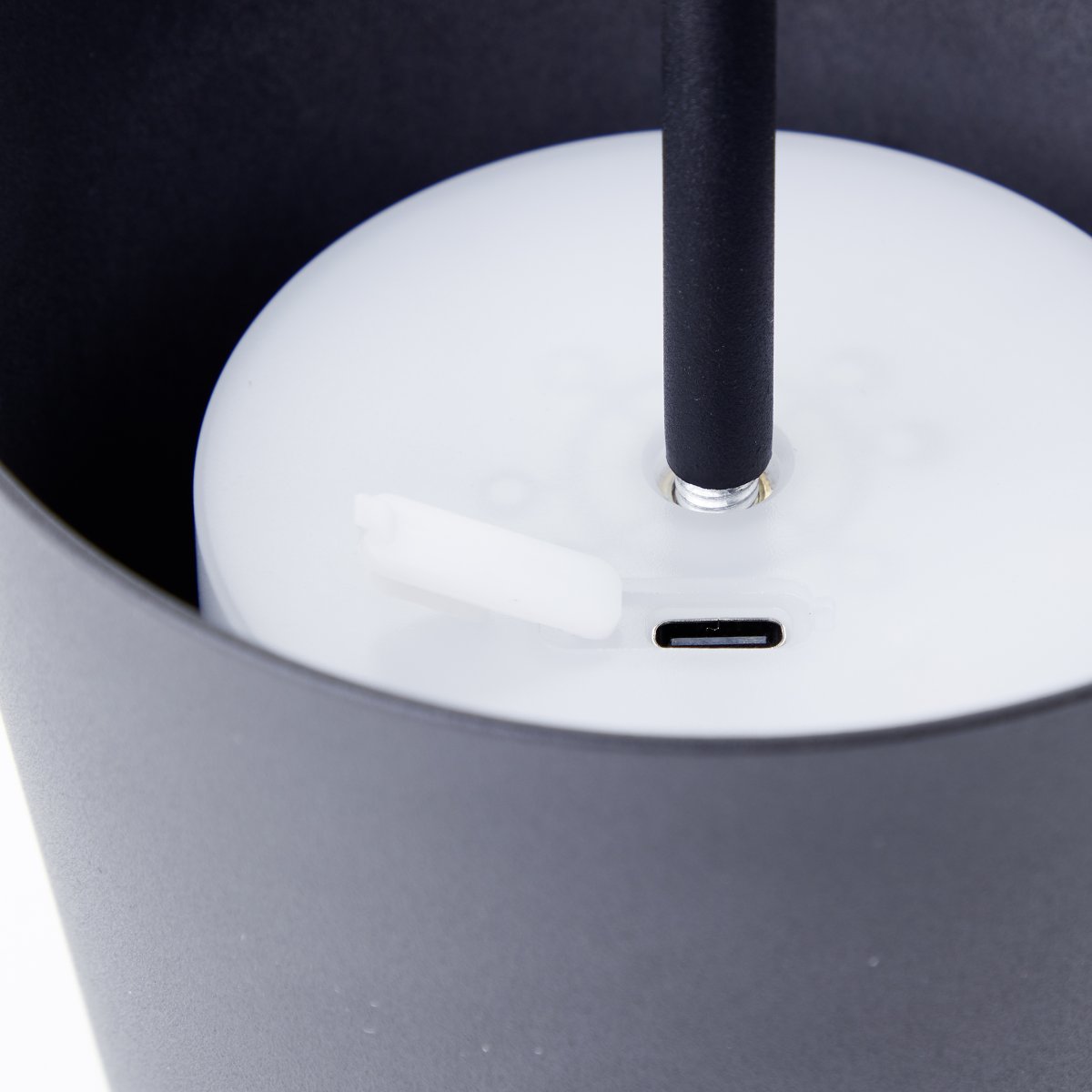 Kaami 37cm Matzwart Draagbare Van Brilliant - Dankzij de hoge IP44-classificatie is het apparaat weerbestendig en dus geschikt voor zowel binnen als buiten.