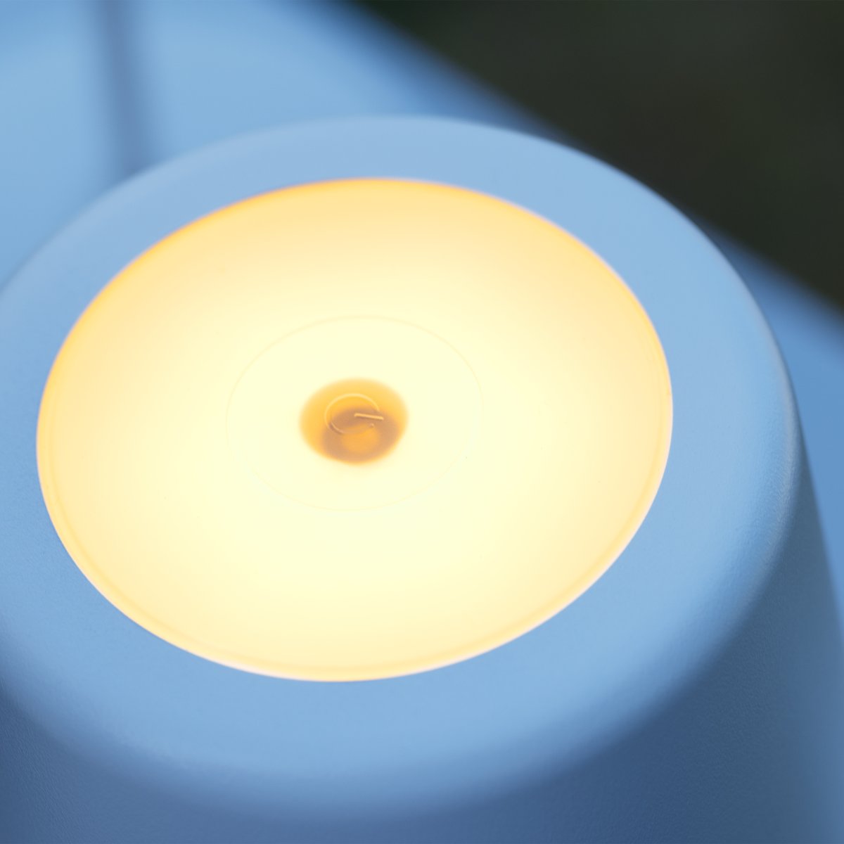 Kaami 37cm Mat wit Draagbare Van Brilliant - Dankzij de hoge IP44-classificatie is het apparaat weerbestendig en dus geschikt voor zowel binnen als buiten.