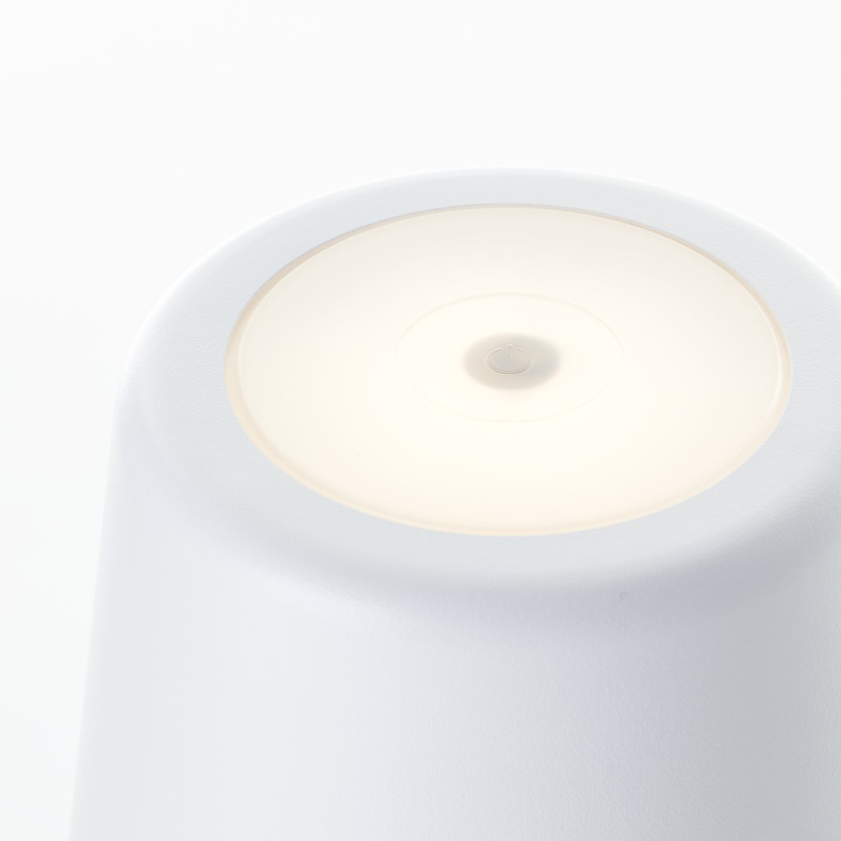 Kaami 37cm Mat wit Draagbare Van Brilliant - Dankzij de hoge IP44-classificatie is het apparaat weerbestendig en dus geschikt voor zowel binnen als buiten.