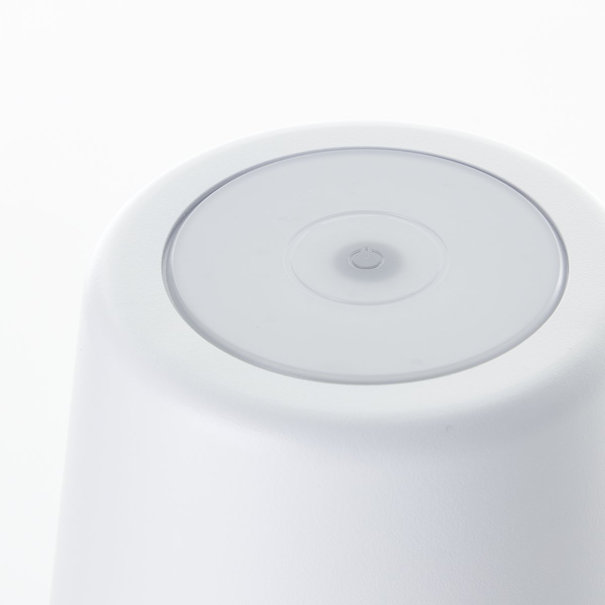 Kaami 37cm Mat wit Draagbare Van Brilliant - Dankzij de hoge IP44-classificatie is het apparaat weerbestendig en dus geschikt voor zowel binnen als buiten.