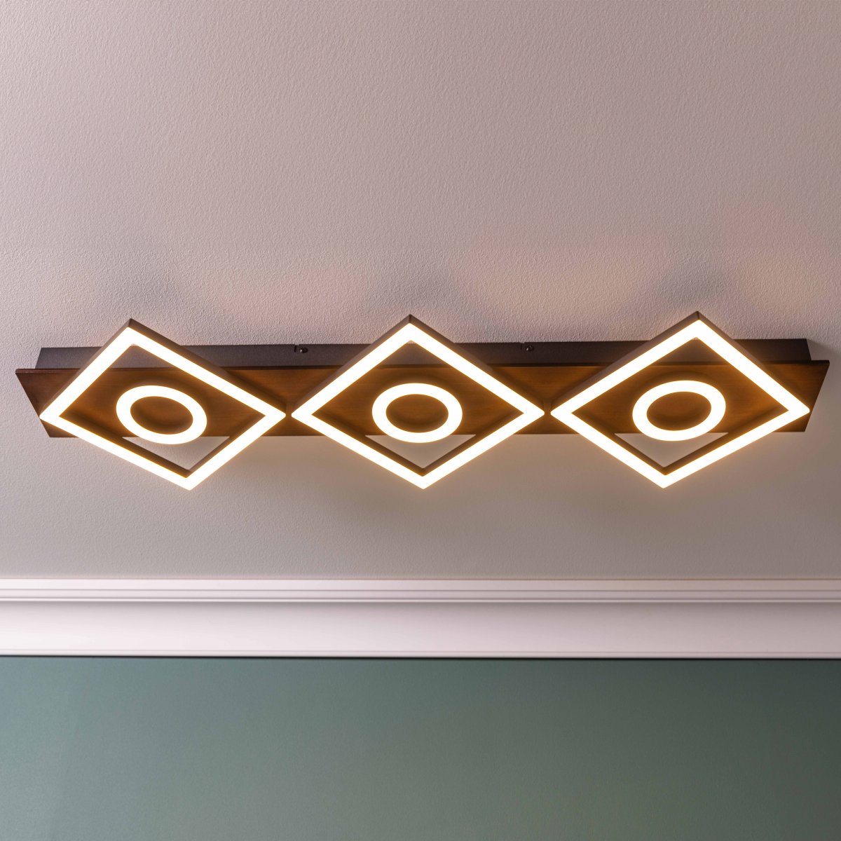 Maureen 88cm Donker hout plafondlamp Van Brilliant - Maureen is bovendien voorzien van een ingebouwde 3-staps dimmer, zodat u met uw wandschakelaar eenvoudig de verlichting naar wens kunt aanpassen.