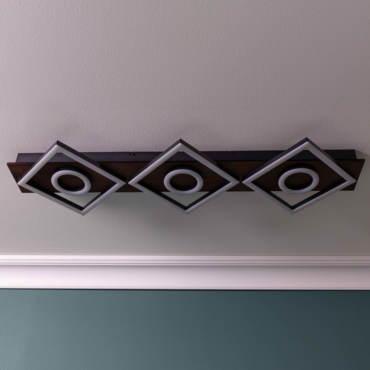 Maureen 88cm Donker hout plafondlamp Van Brilliant - Maureen is bovendien voorzien van een ingebouwde 3-staps dimmer, zodat u met uw wandschakelaar eenvoudig de verlichting naar wens kunt aanpassen.