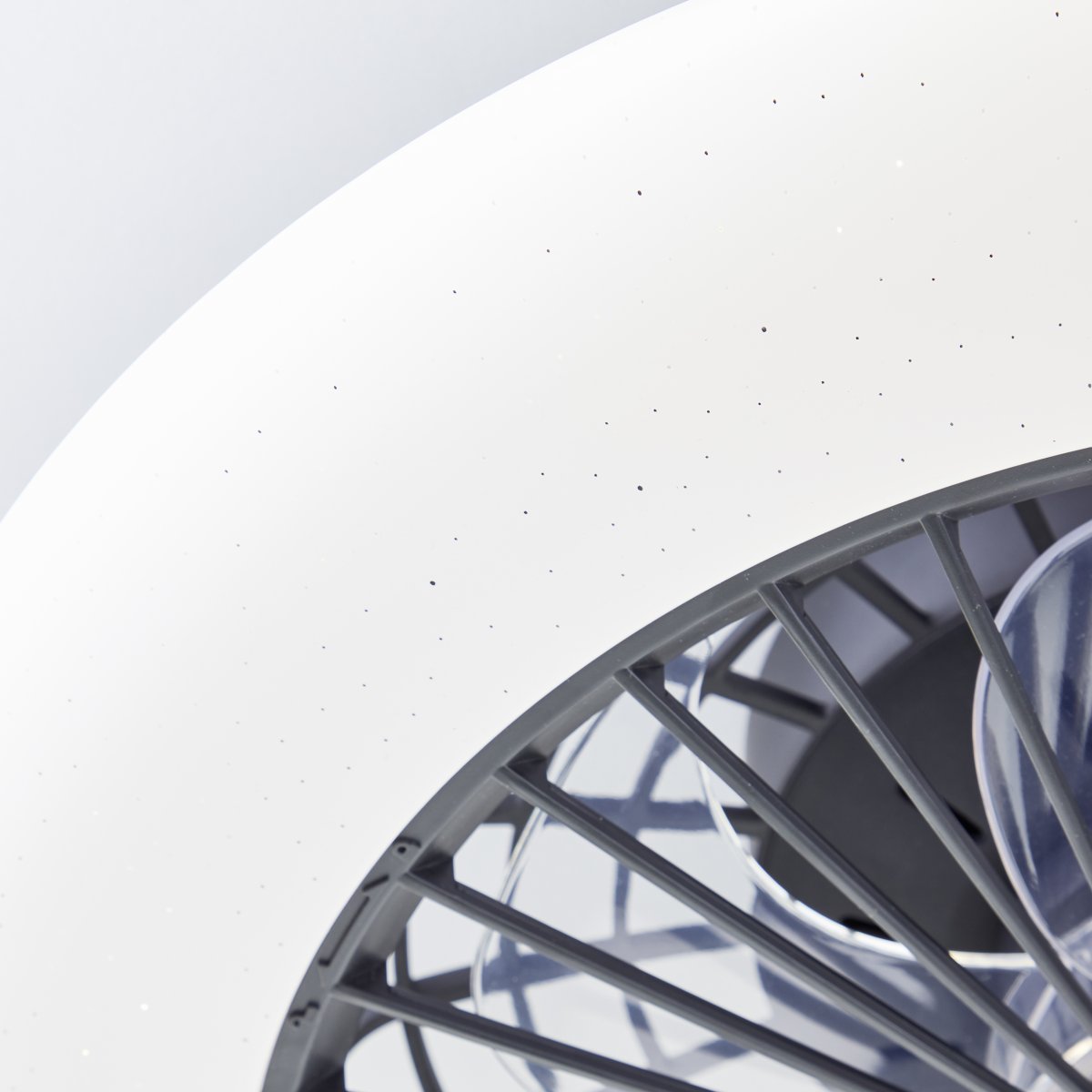 Salerno Ø50 Zwart Van Brilliant - De Salerno plafondventilator in het zwart is een stijlvolle en veelzijdige oplossing voor verlichting en ventilatie in huis.
