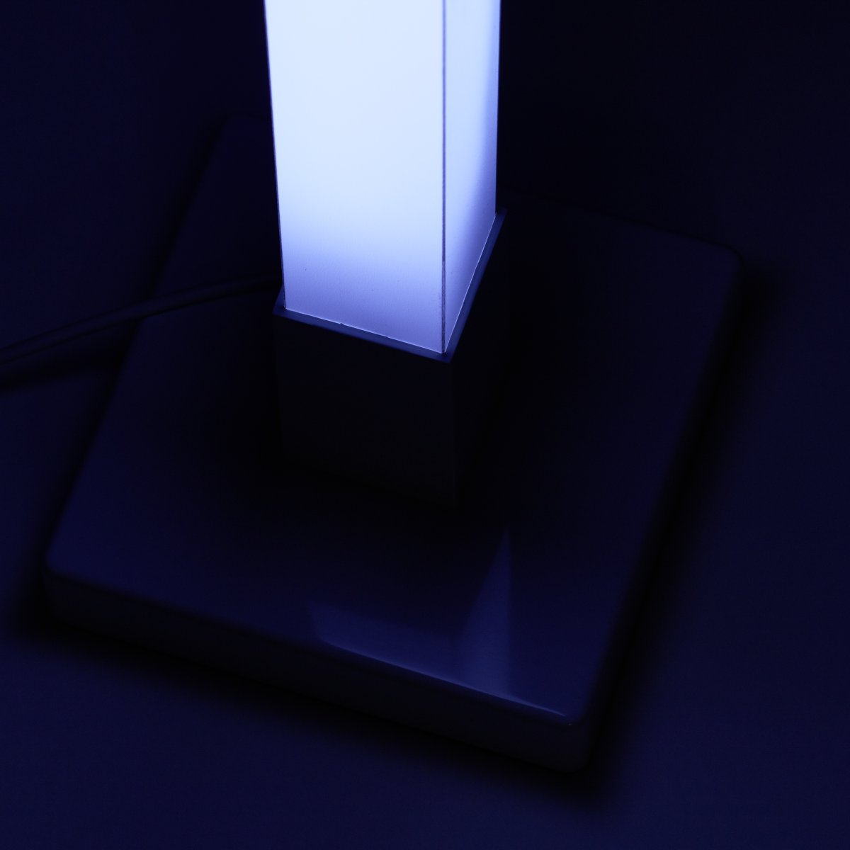 Neele Wit vloerlamp Van Brilliant - De lamp heeft een ingebouwde muzieksensor die ervoor zorgt dat het licht pulseert op het ritme van de muziek.