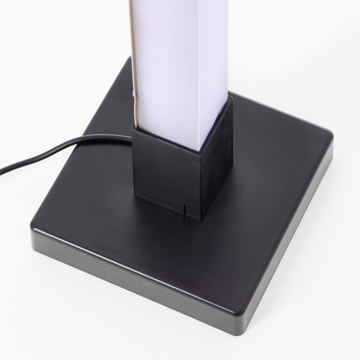 Neele Zwart vloerlamp Van Brilliant - De lamp heeft een ingebouwde muzieksensor die ervoor zorgt dat het licht pulseert op het ritme van de muziek.