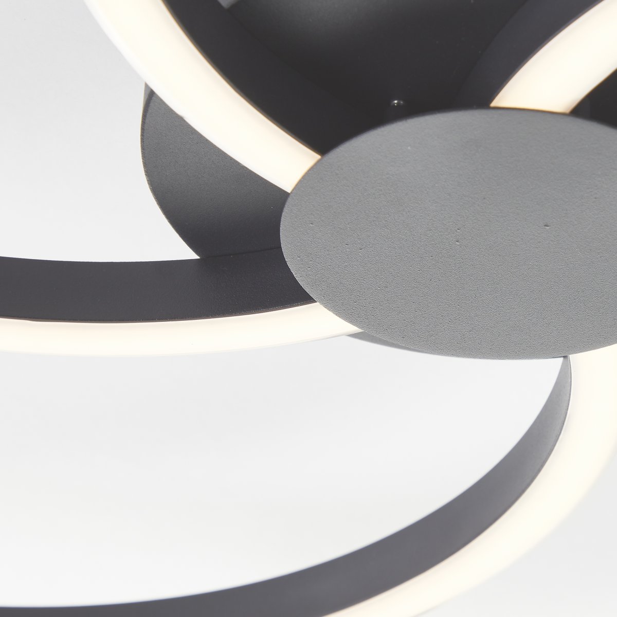 Fico Ø52 Zwart plafondlamp Van Brilliant - De diameter is 52 cm en de lichtsterkte is 3300 lumen, wat zorgt voor een heldere en uitnodigende sfeer in elke kamer.