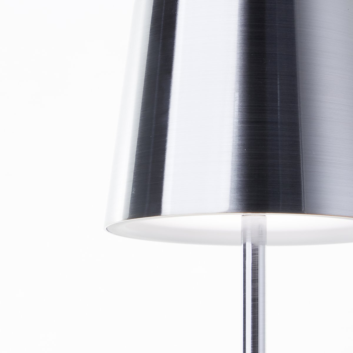 Xaana 37cm Nikkel Draagbare Van Brilliant - Dankzij de touchdimmerfunctie en de instelbare kleurtemperatuur van warmwit tot koelwit cre&euml;ert u zowel binnen als buiten een aangename sfeer.