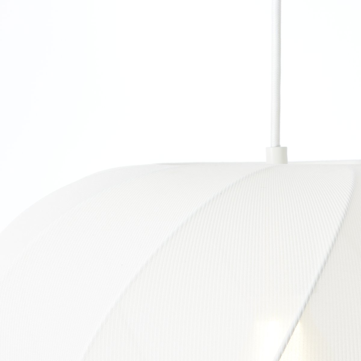 Molly Ø38 Wit hanglamp Van Brilliant - Het is ideaal om een sfeervolle sfeer in huis te cre&euml;ren, of u het nu boven de eettafel, in de woonkamer of in de slaapkamer hangt.