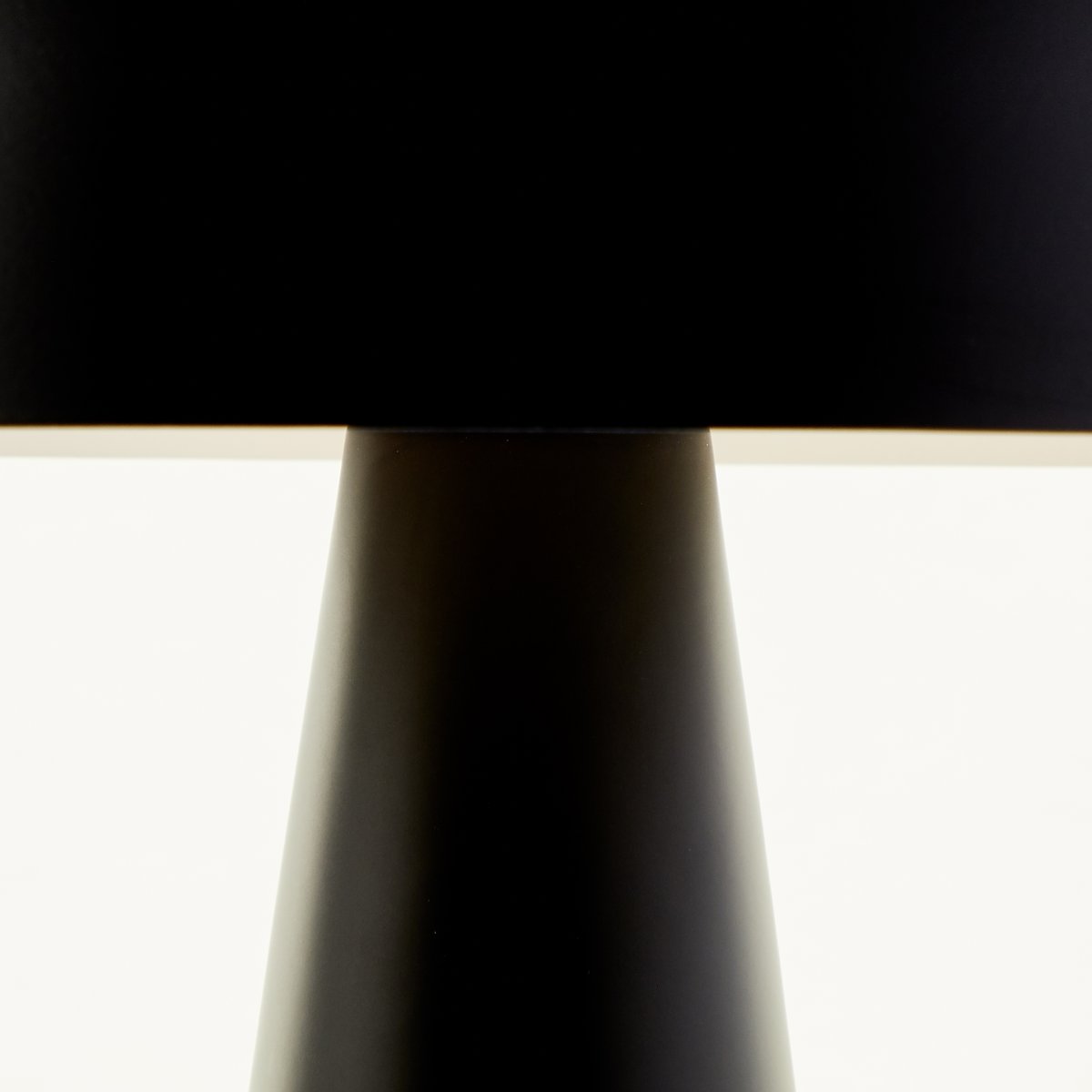 Sigrun 33cm Zwart tafellamp Van Brilliant - De Sigrun tafellamp is een stijlvolle en moderne lamp gemaakt van metaal met een zwarte afwerking.