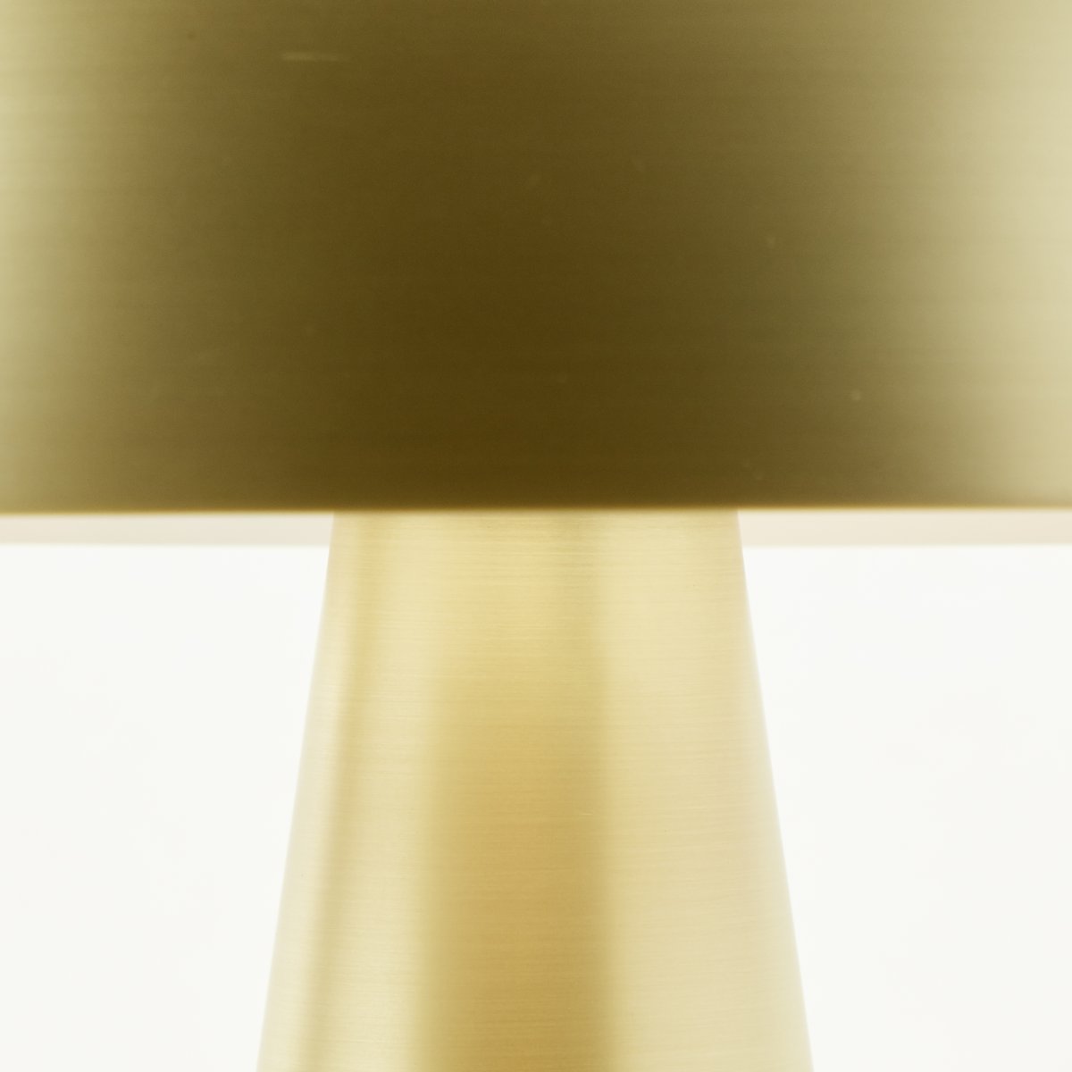 Sigrun 33cm Mat goud tafellamp Van Brilliant - De Sigrun tafellamp is een stijlvolle en elegante lamp van metaal met een moderne matte gouden afwerking.