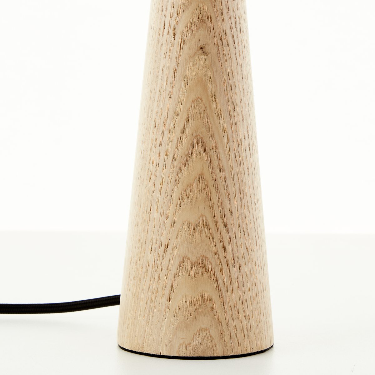 Kirou 50cm Hout tafellamp Van Brilliant - Dankzij het moderne en tijdloze design past het perfect in verschillende ruimtes, zoals de woonkamer, slaapkamer of op de veranda.