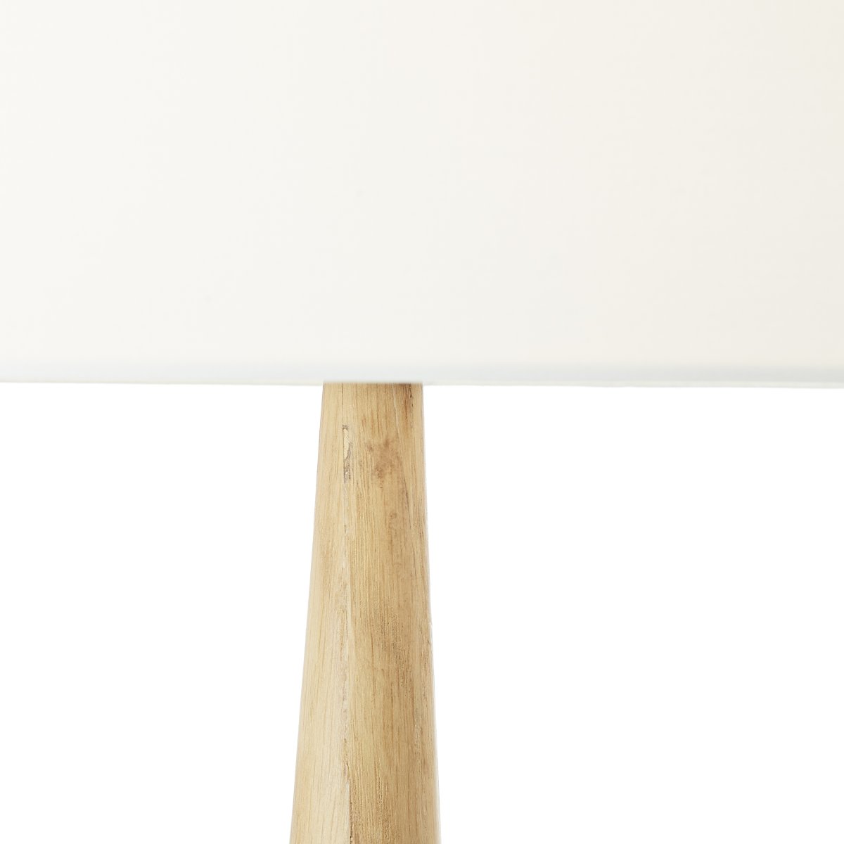 Kirou Hout vloerlamp Van Brilliant - De basis van natuurlijk hout wordt gecombineerd met een witte textielen kap om een warme en uitnodigende sfeer in elke kamer te creëren.