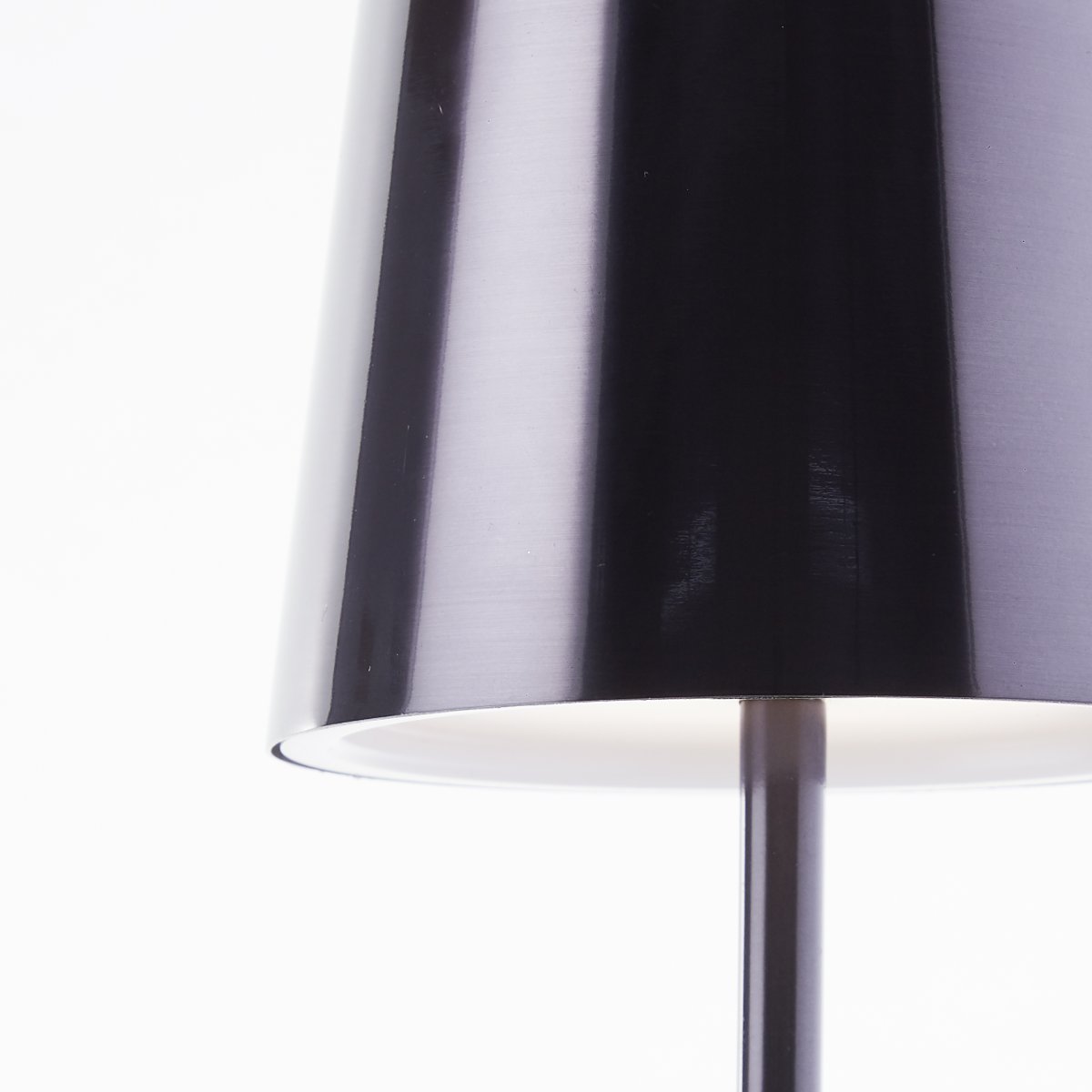 Xaana 37cm Zwart Draagbare Van Brilliant - Dankzij de touchdimmerfunctie en de instelbare kleurtemperatuur van warmwit tot koelwit cre&euml;ert u zowel binnen als buiten een aangename sfeer.