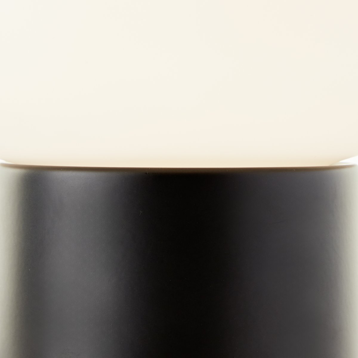 Camille 20cm Zwart tafellamp Van Brilliant - Met een diameter van 17 cm en een hoogte van 20 cm is Camille zowel praktisch als decoratief.