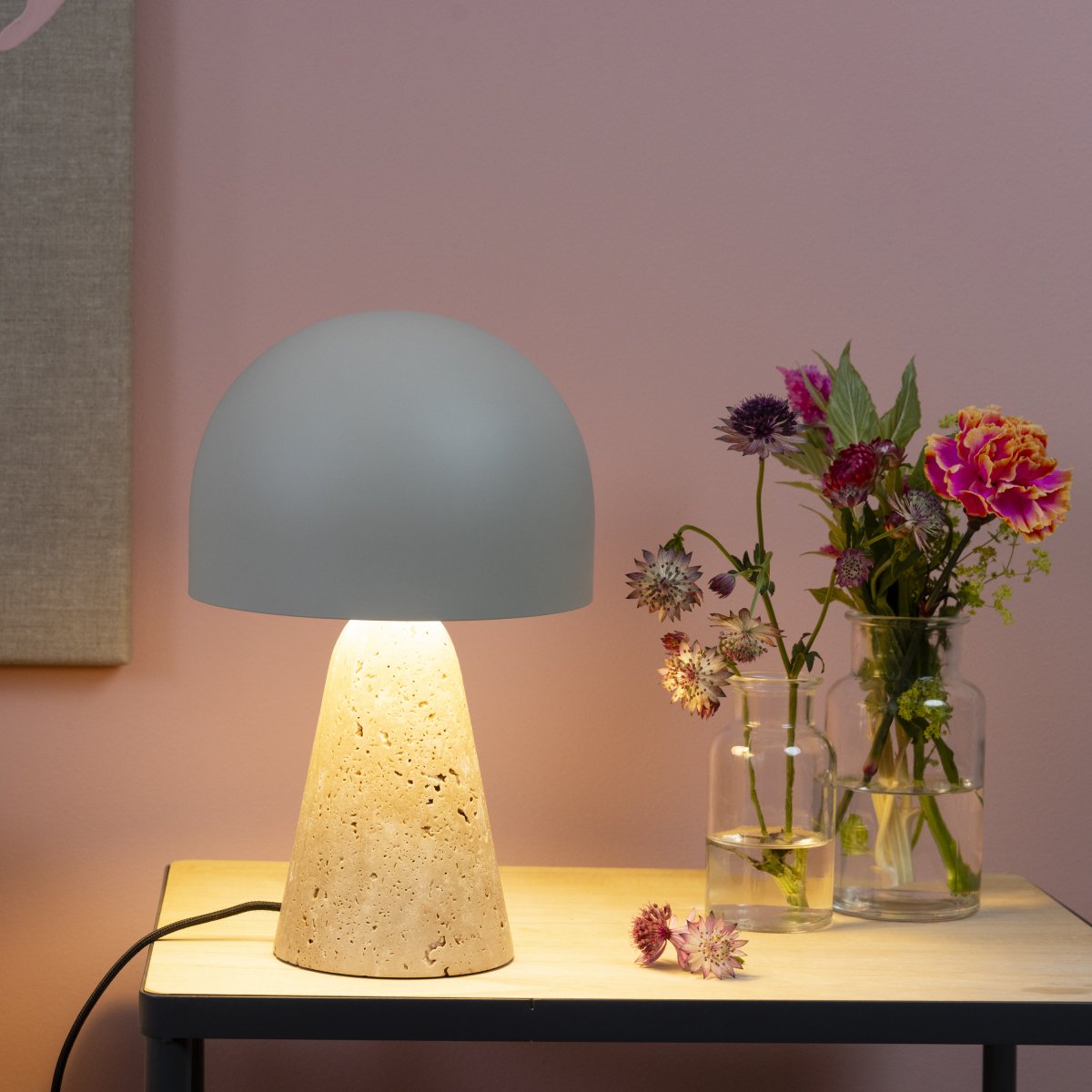 Nalam 30cm Beige tafellamp Van Brilliant - De Nalam tafellamp combineert modern design en natuurlijke elegantie met een stijlvolle beige lampenkap en een stevige voet van kunstmatig travertijn gesteente.