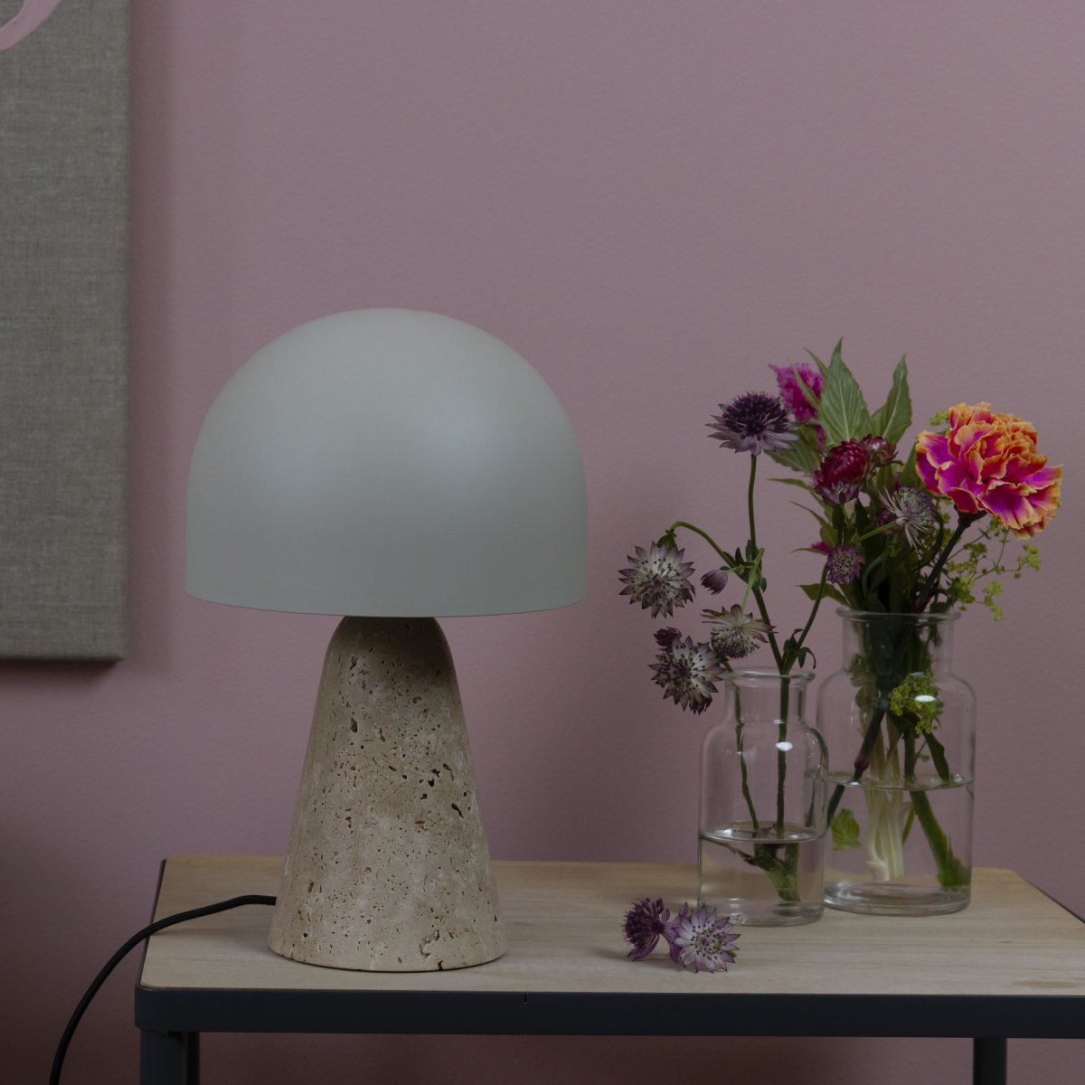 Nalam 30cm Beige tafellamp Van Brilliant - De Nalam tafellamp combineert modern design en natuurlijke elegantie met een stijlvolle beige lampenkap en een stevige voet van kunstmatig travertijn gesteente.