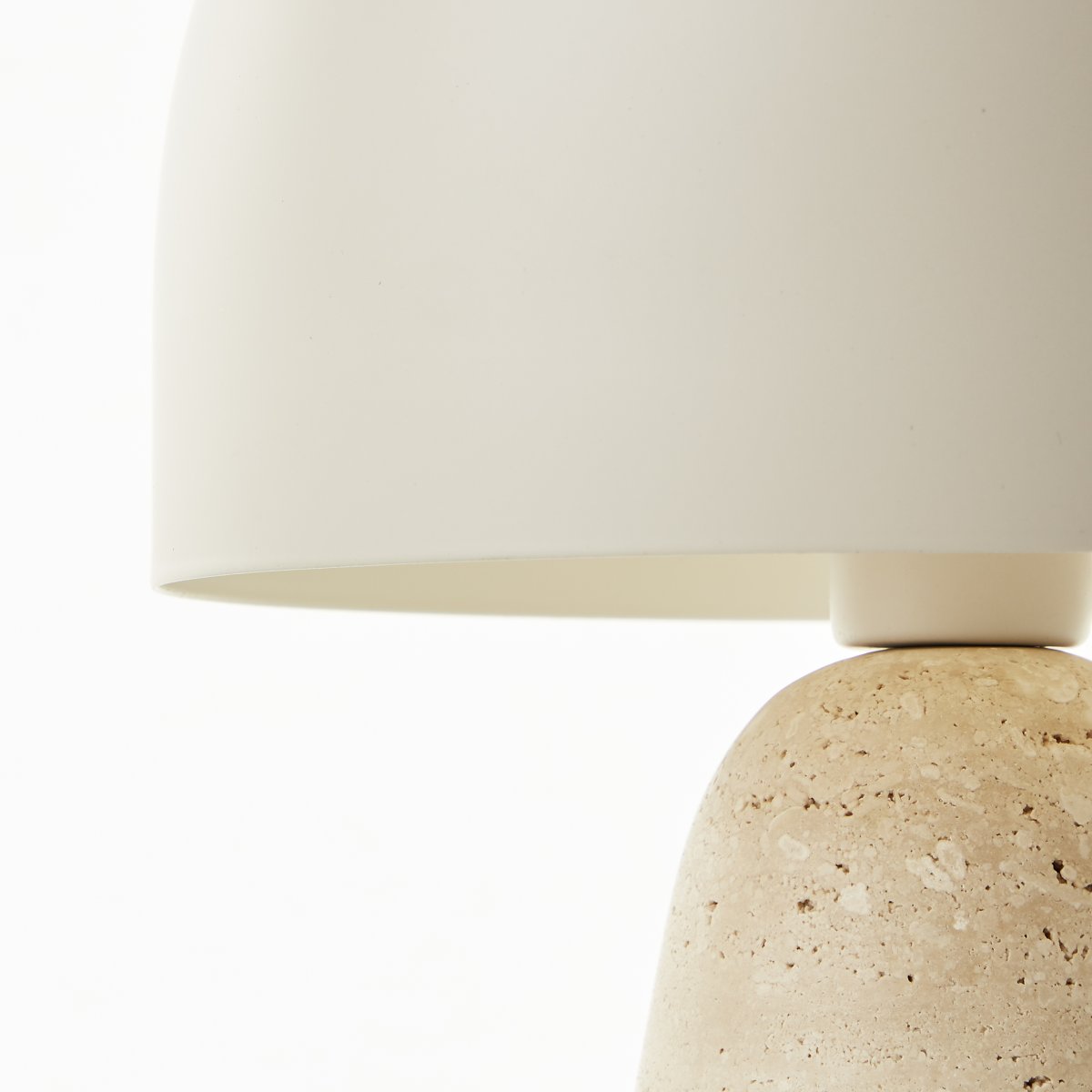 Nalam 30cm Beige tafellamp Van Brilliant - De Nalam tafellamp combineert modern design en natuurlijke elegantie met een stijlvolle beige lampenkap en een stevige voet van kunstmatig travertijn gesteente.