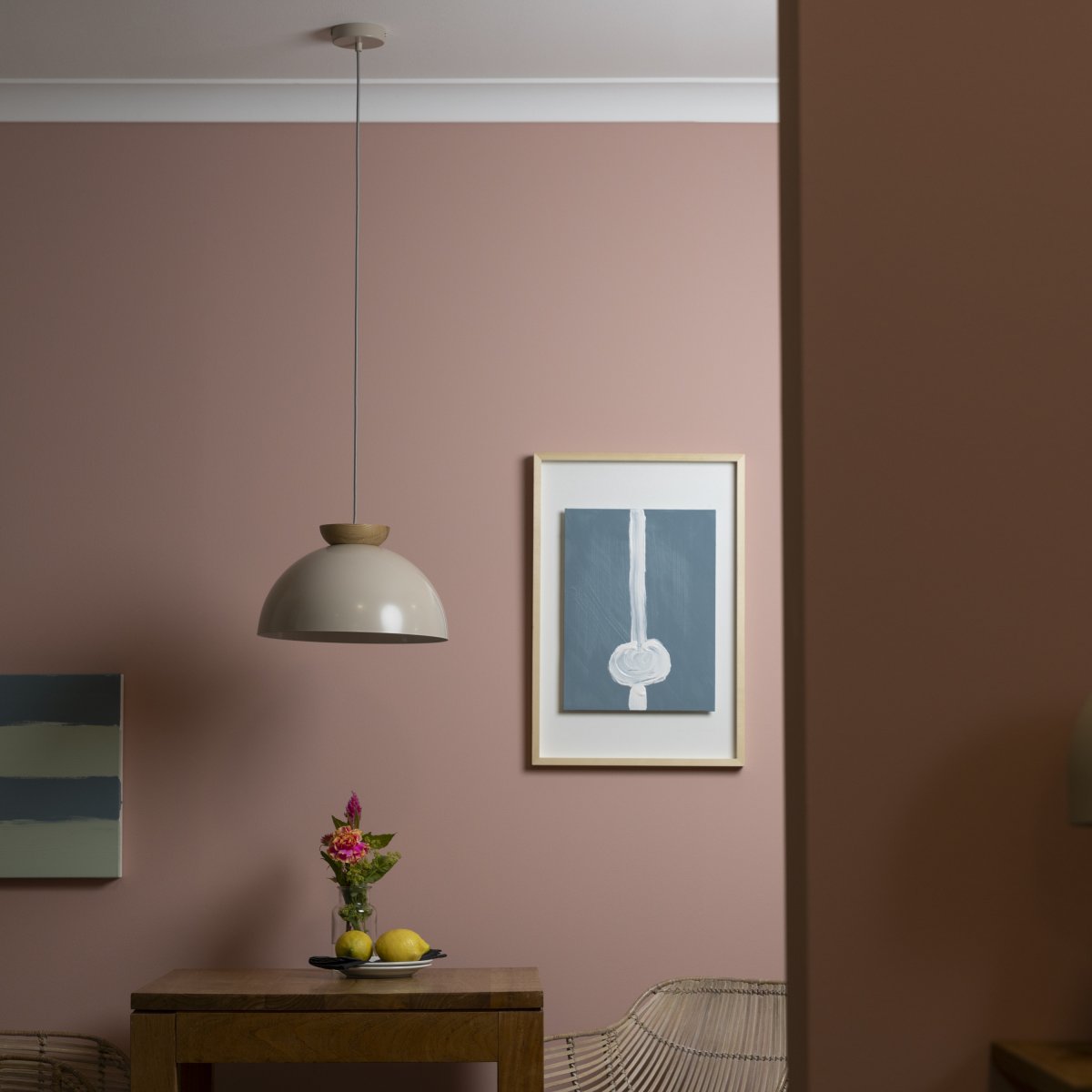Nalam Ø35 Beige hanglamp Van Brilliant - De lamp combineert een beige metalen kap met een elegant travertijn element, wat een tijdloze uitstraling creëert.