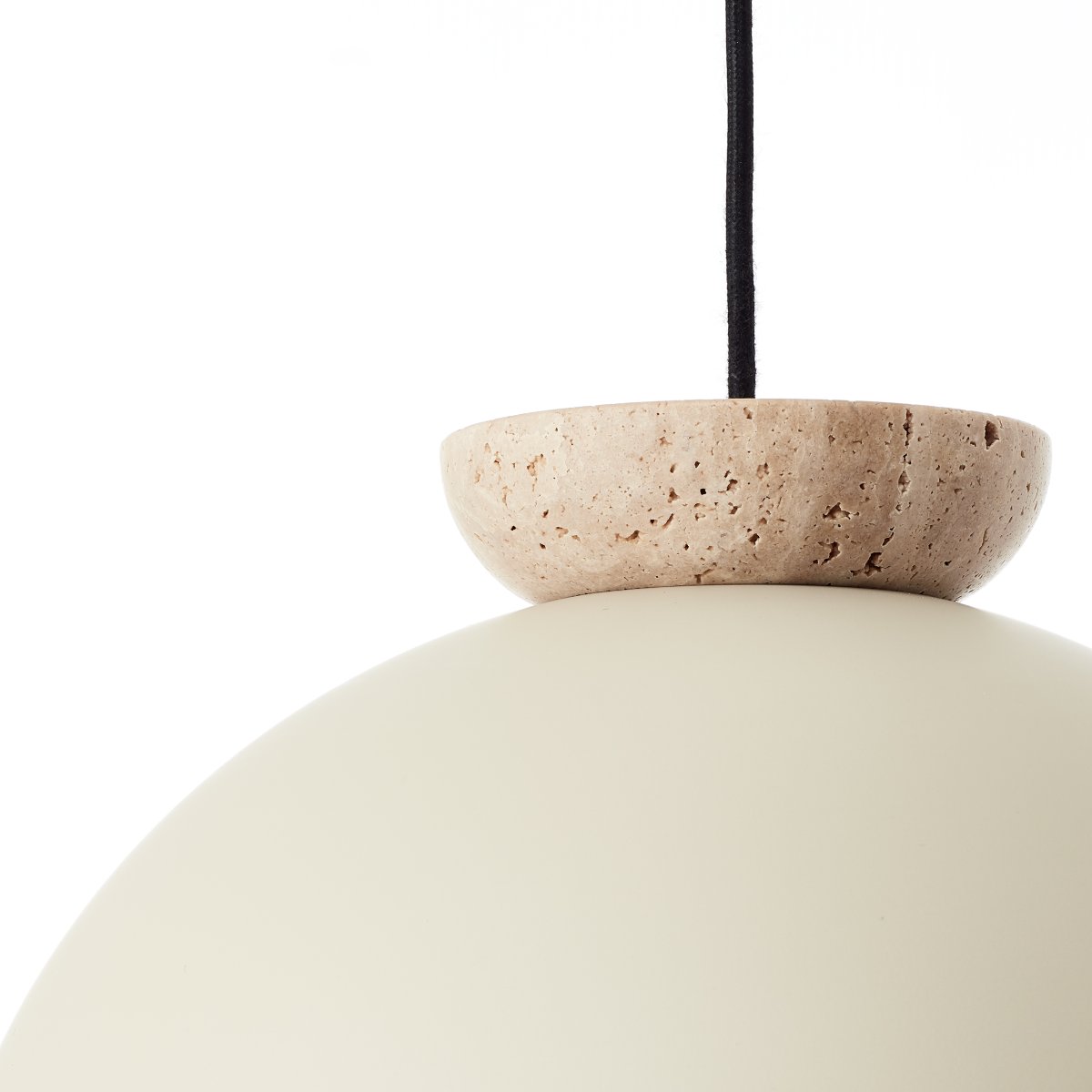 Nalam Ø35 Beige hanglamp Van Brilliant - De lamp combineert een beige metalen kap met een elegant travertijn element, wat een tijdloze uitstraling creëert.